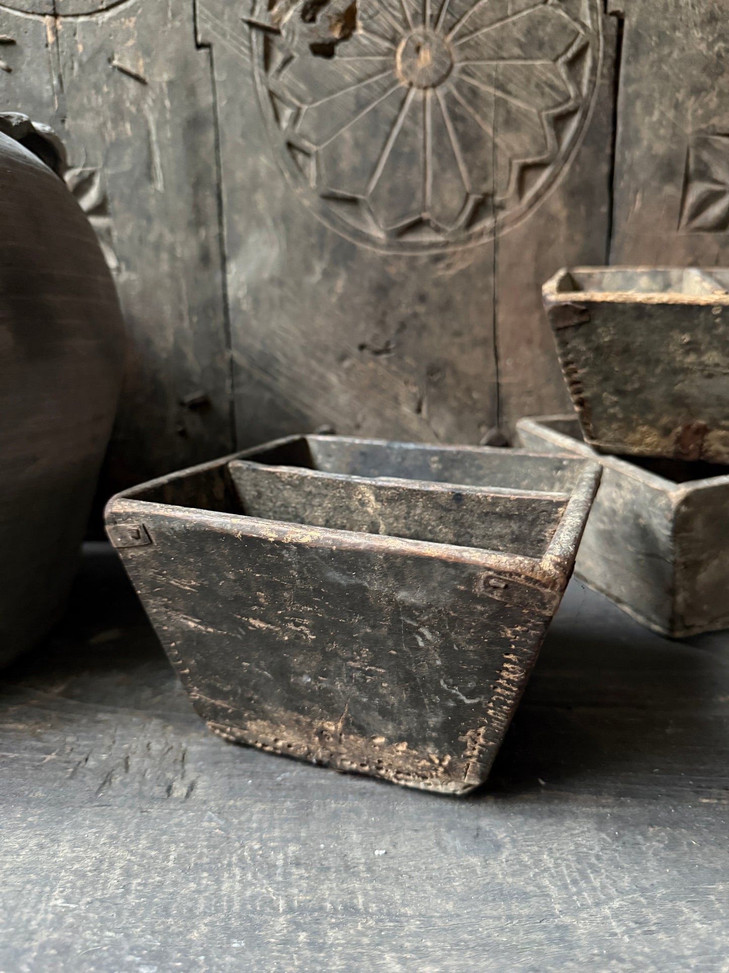 Authentiek, handgemaakt houten bakje uit India, sober landelijk woonaccessoire met patina.