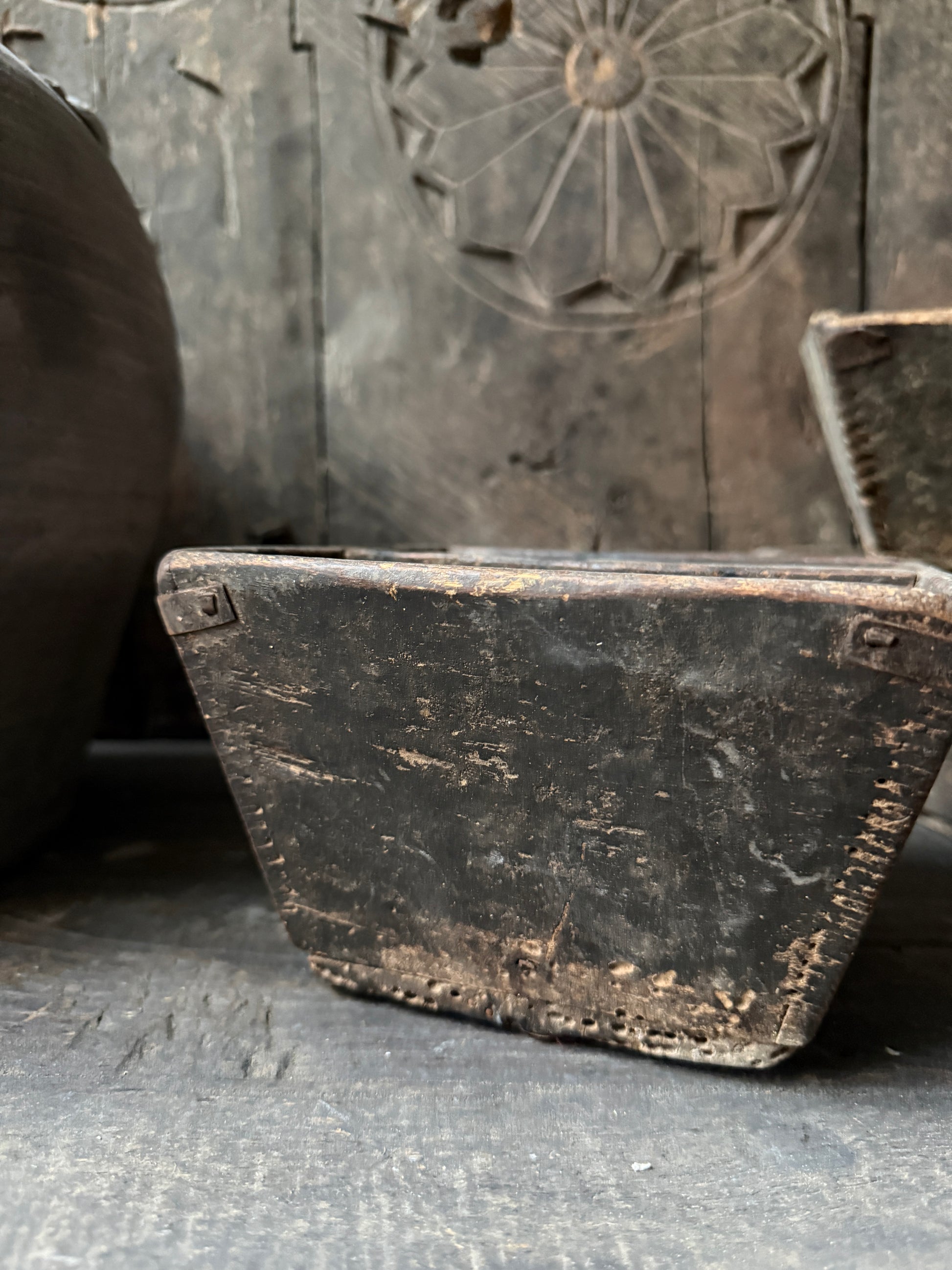 Authentiek handgemaakt houten Chinees bakje met verweerde look, sober en landelijk interieur