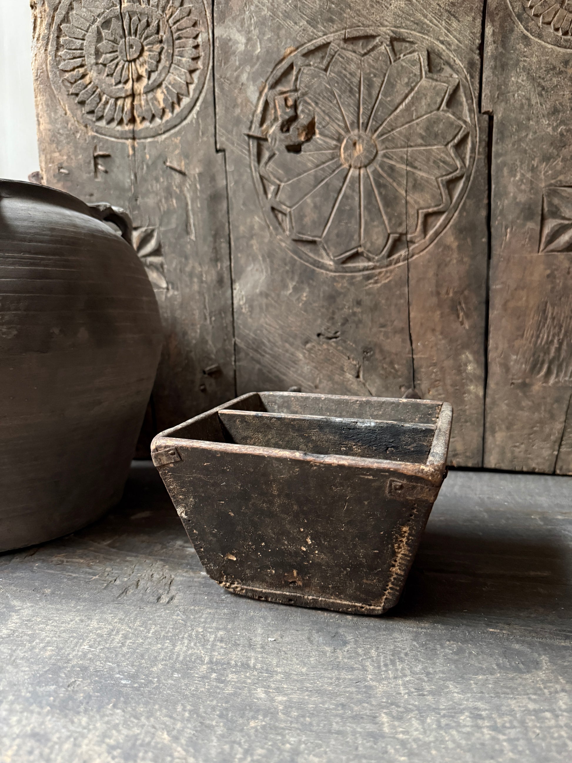 Authentiek, handgemaakt houten bakje op houten tafel, sober landelijk interieur decoratie