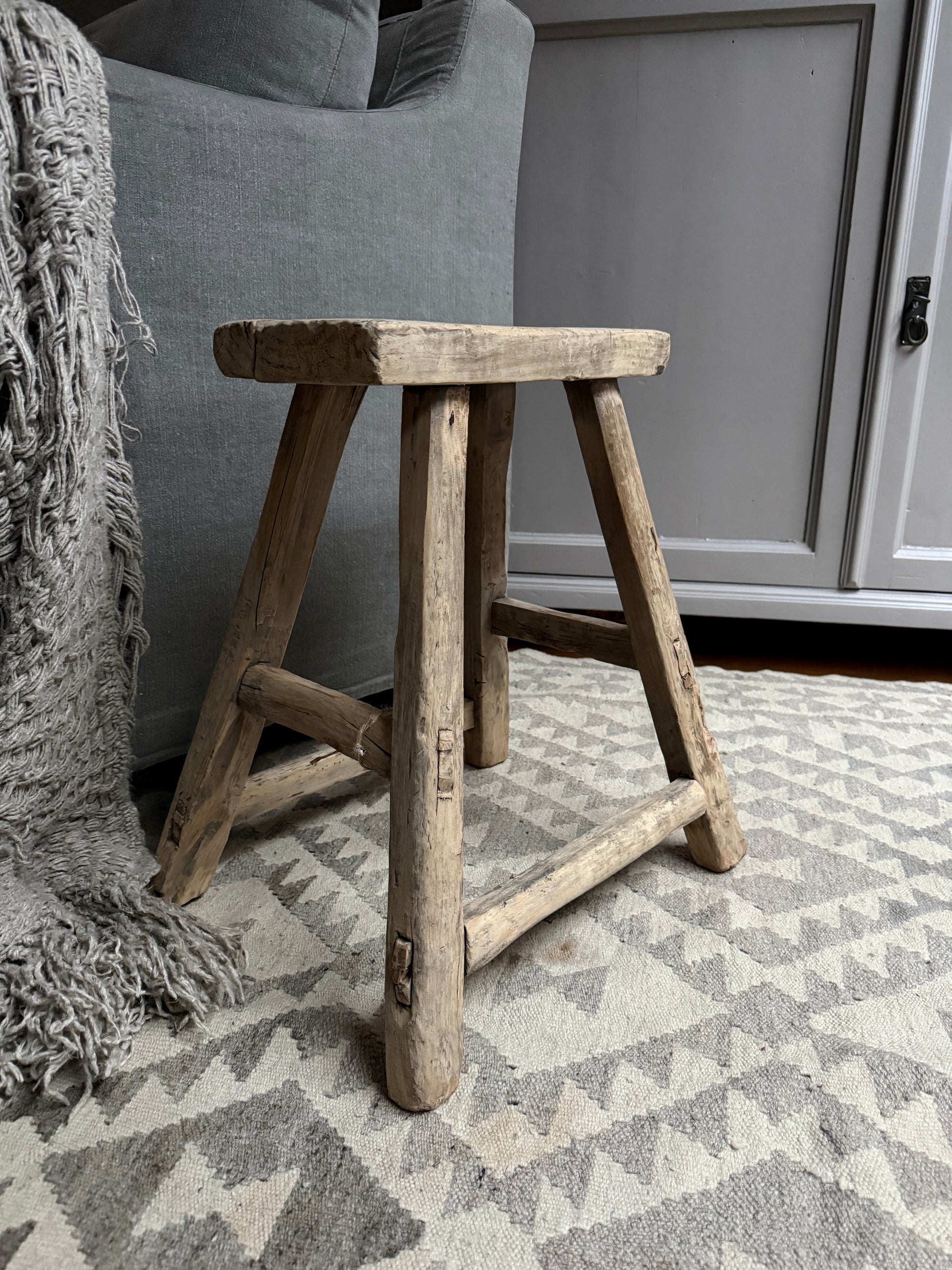 Authentiek houten Chinees krukje op vloerkleed, sober landelijk interieur, My Sober Home