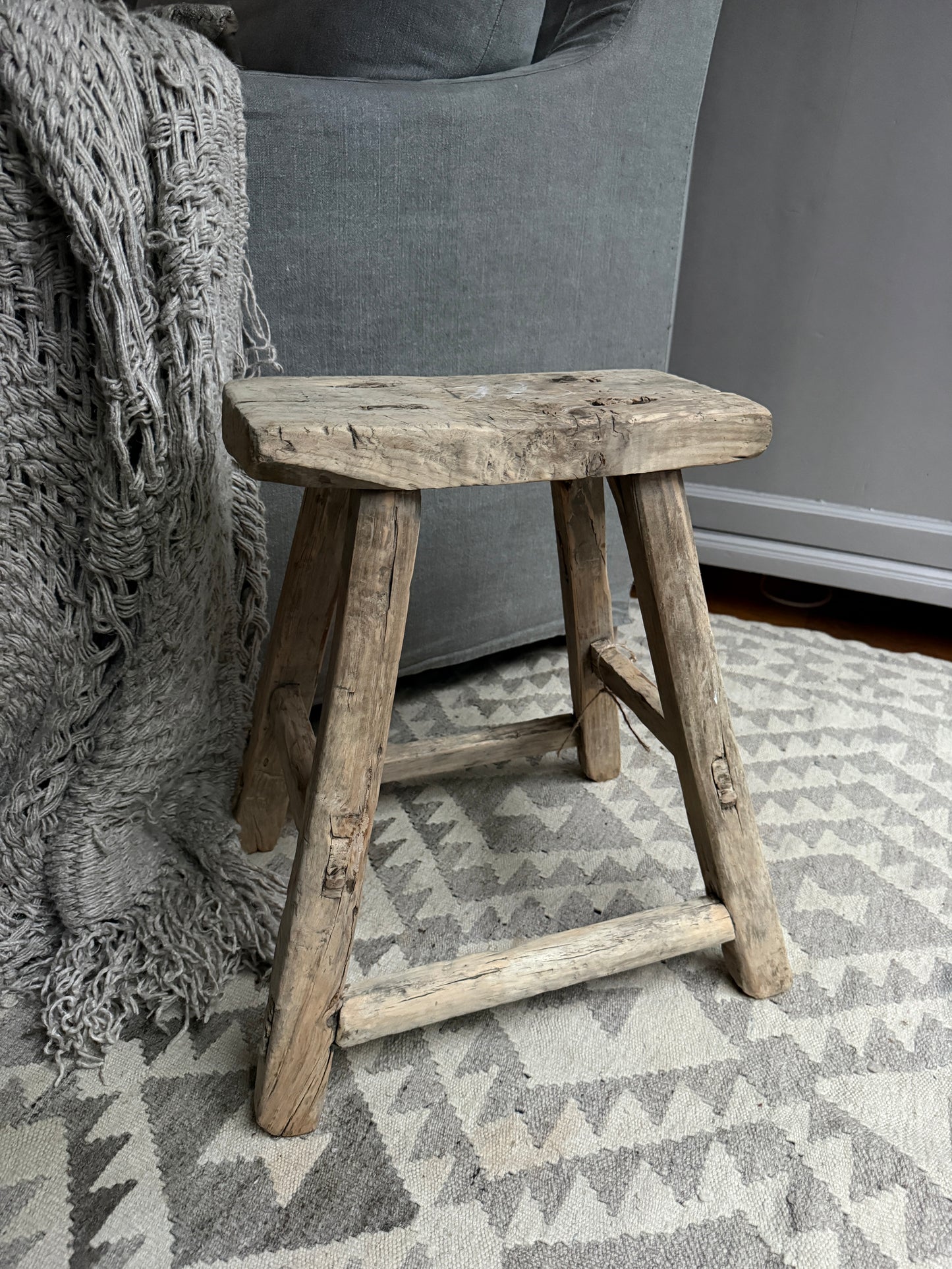 Autheniek, handgemaakt Chinees krukje van hout in sober landelijk interieur, My Sober Home