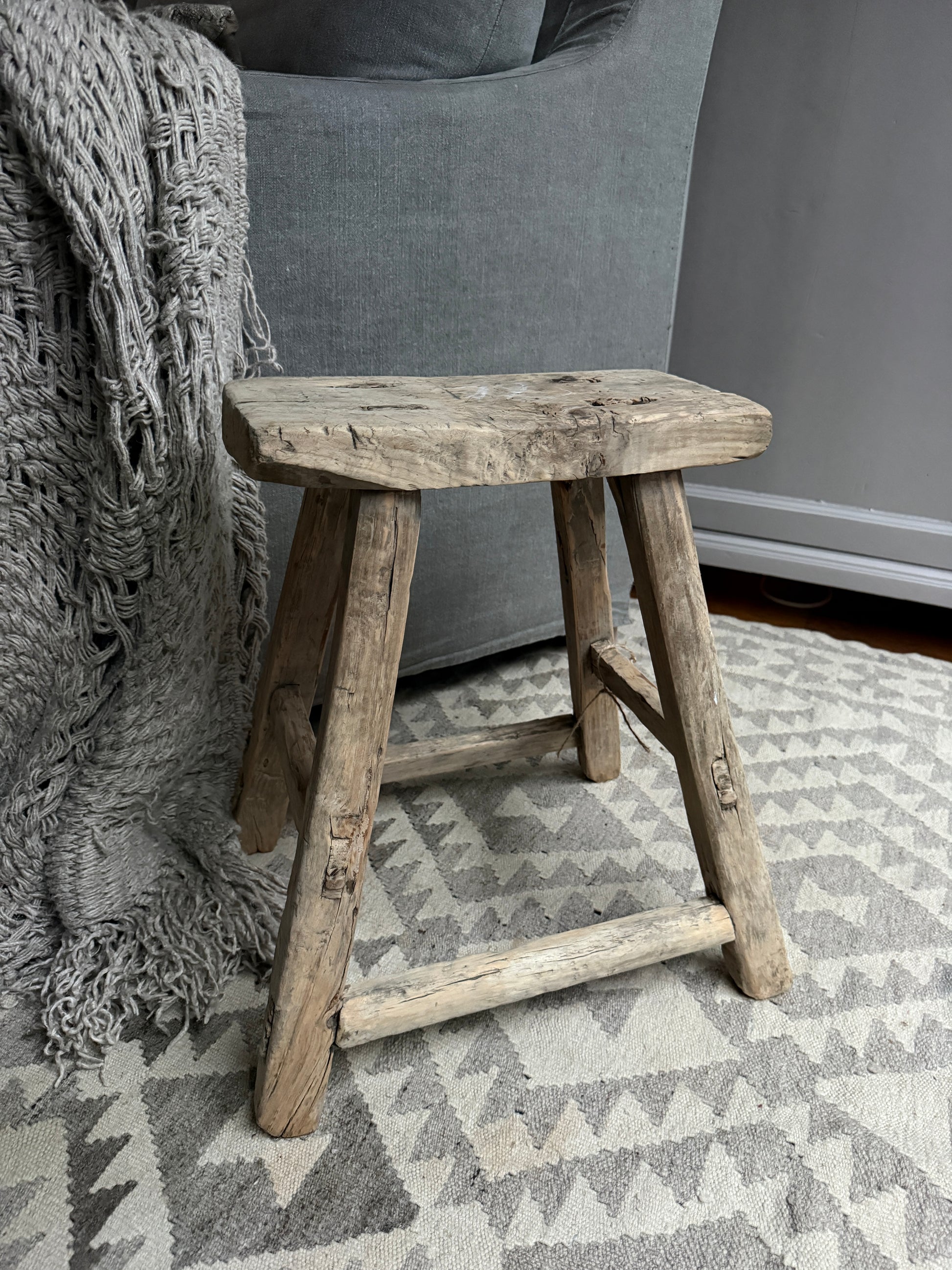 Autheniek, handgemaakt Chinees krukje van hout in sober landelijk interieur, My Sober Home