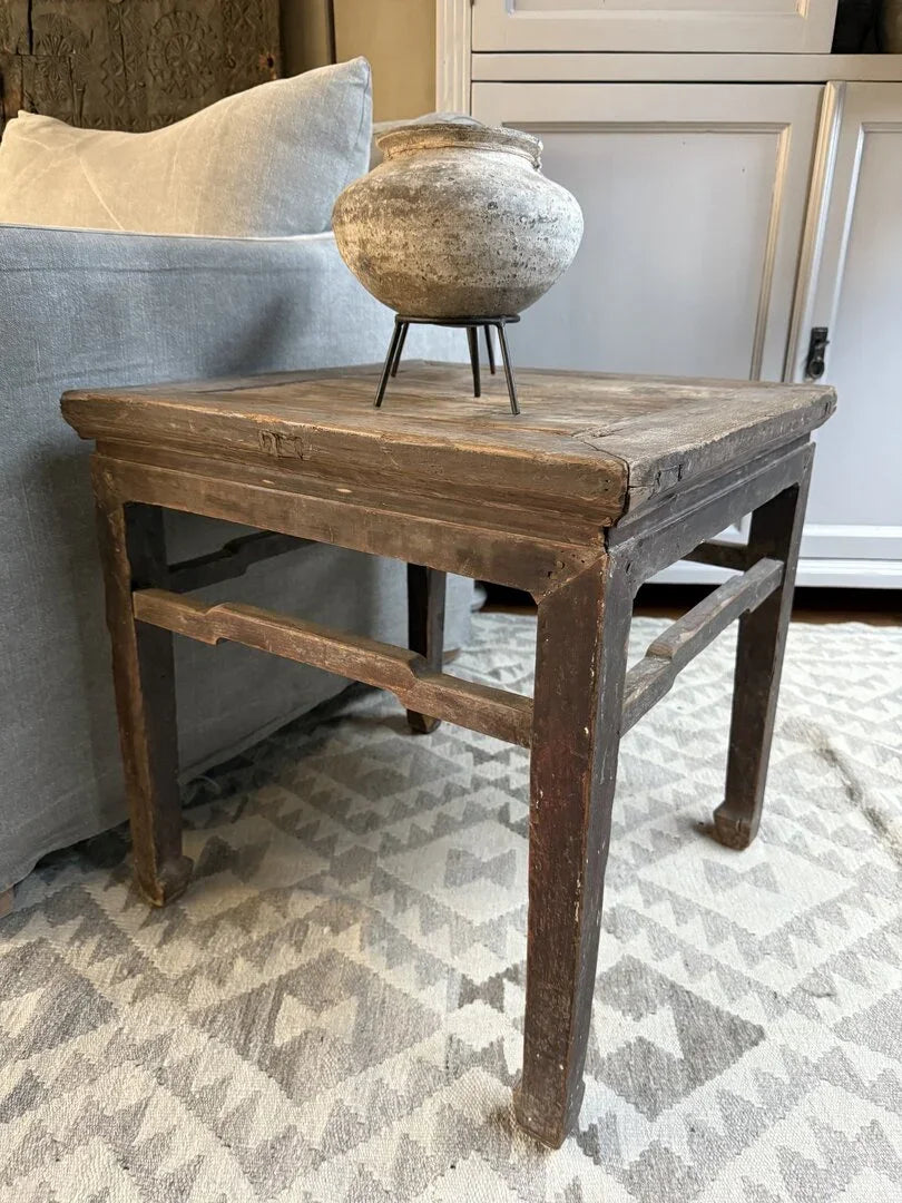 Antieke Chinese bijzettafel - My Sober Home