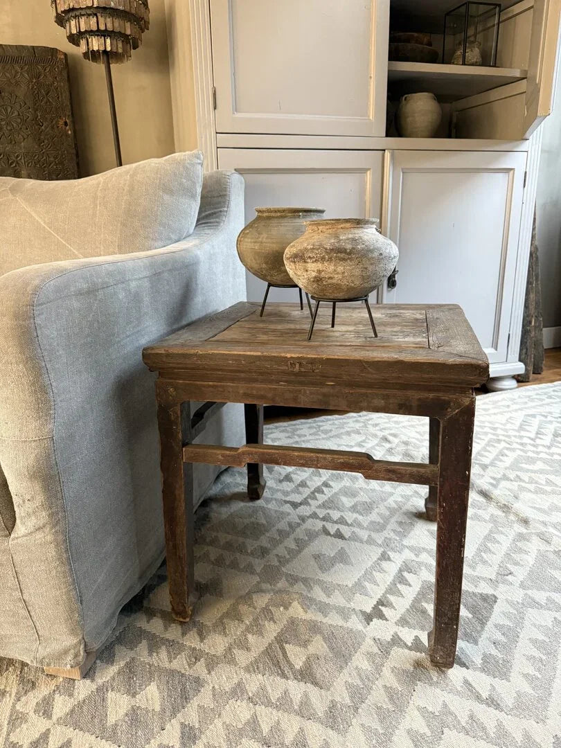 Antieke Chinese bijzettafel - My Sober Home