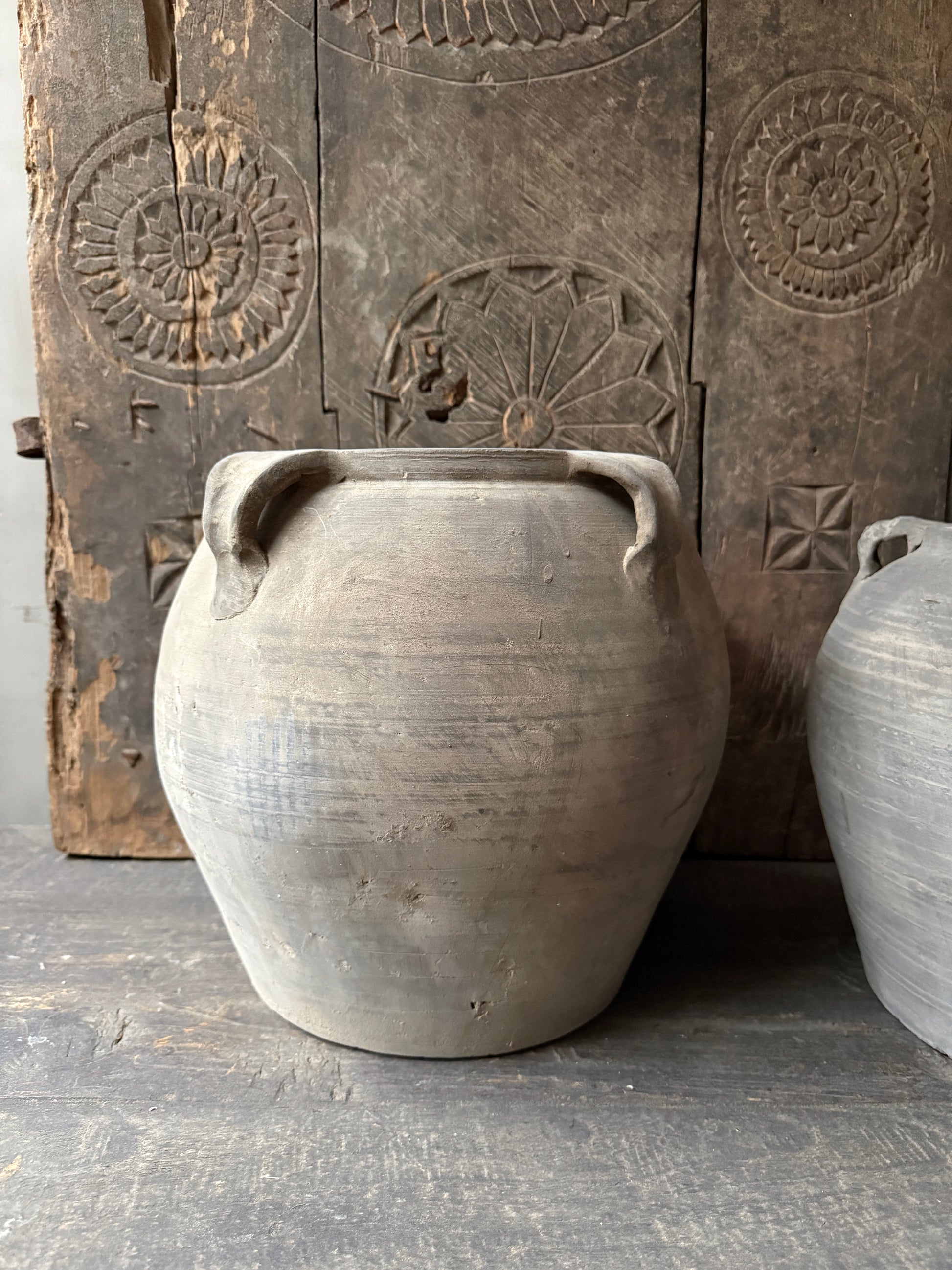 Authentieke Chinese kruik van aardewerk, handgemaakt en sober voor landelijk interieur