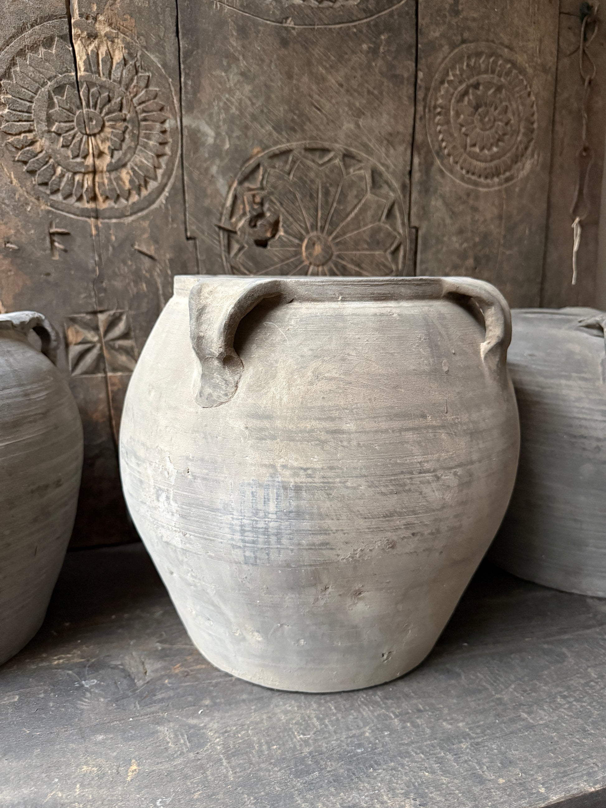 Authentieke handgemaakte Chinese kruik van aardewerk, sober en landelijk interieurdecoratie