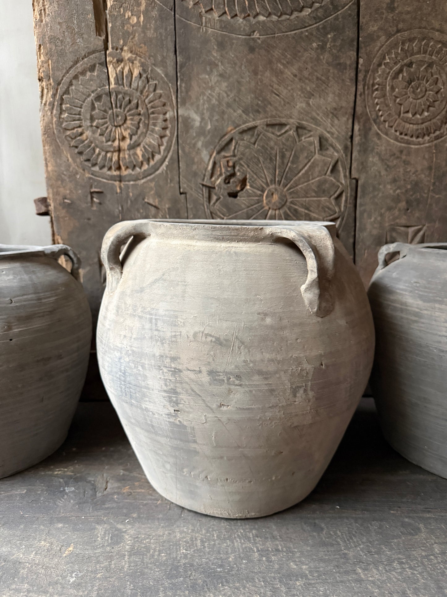 Authentieke handgemaakte Chinese kruik van aardewerk, sober en landelijk woonaccessoire