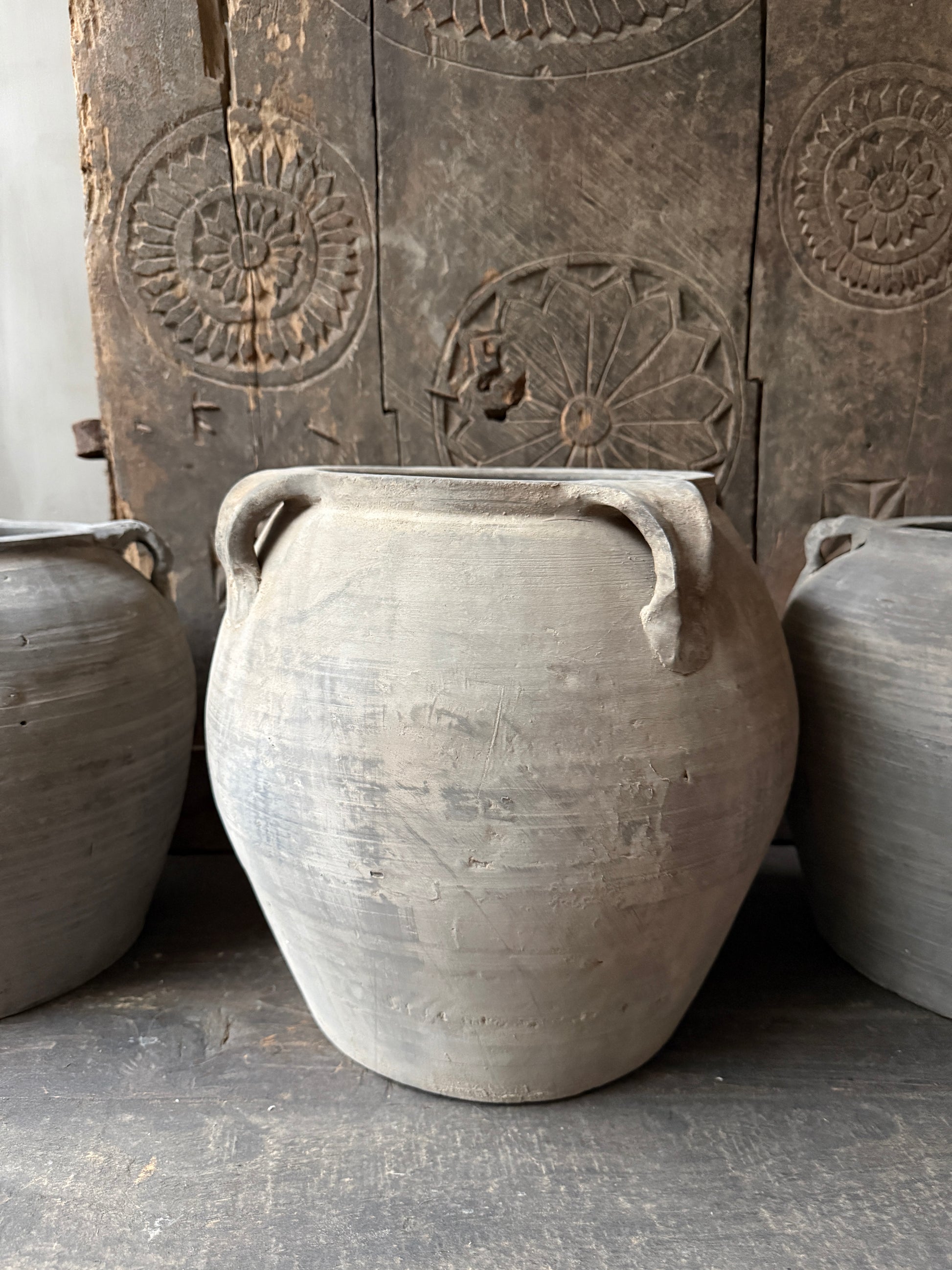 Authentieke handgemaakte Chinese kruik van aardewerk, sober en landelijk woonaccessoire