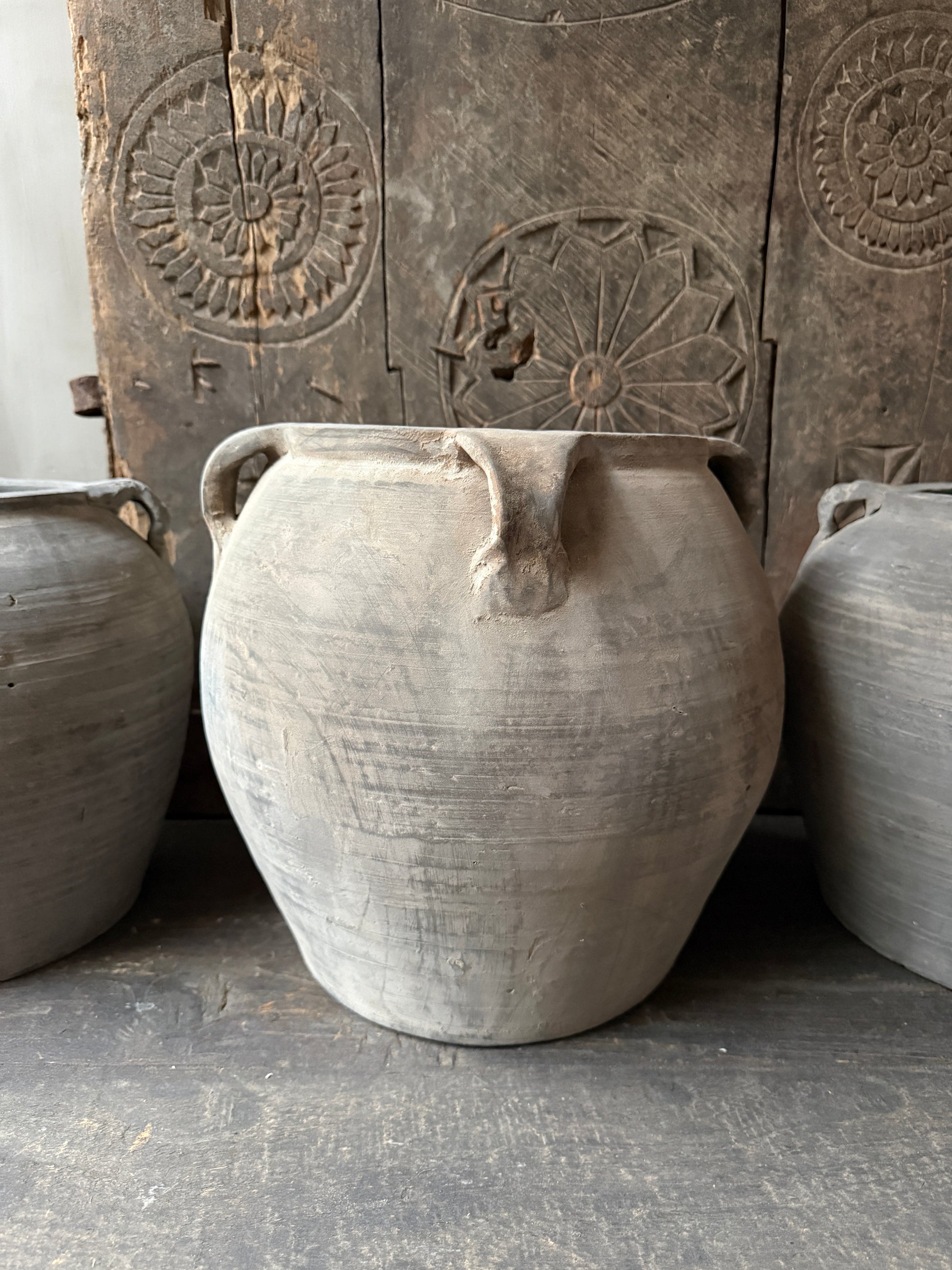 Authentieke Chinese kruik van aardewerk met handvatten, sober landelijk woonaccessoire