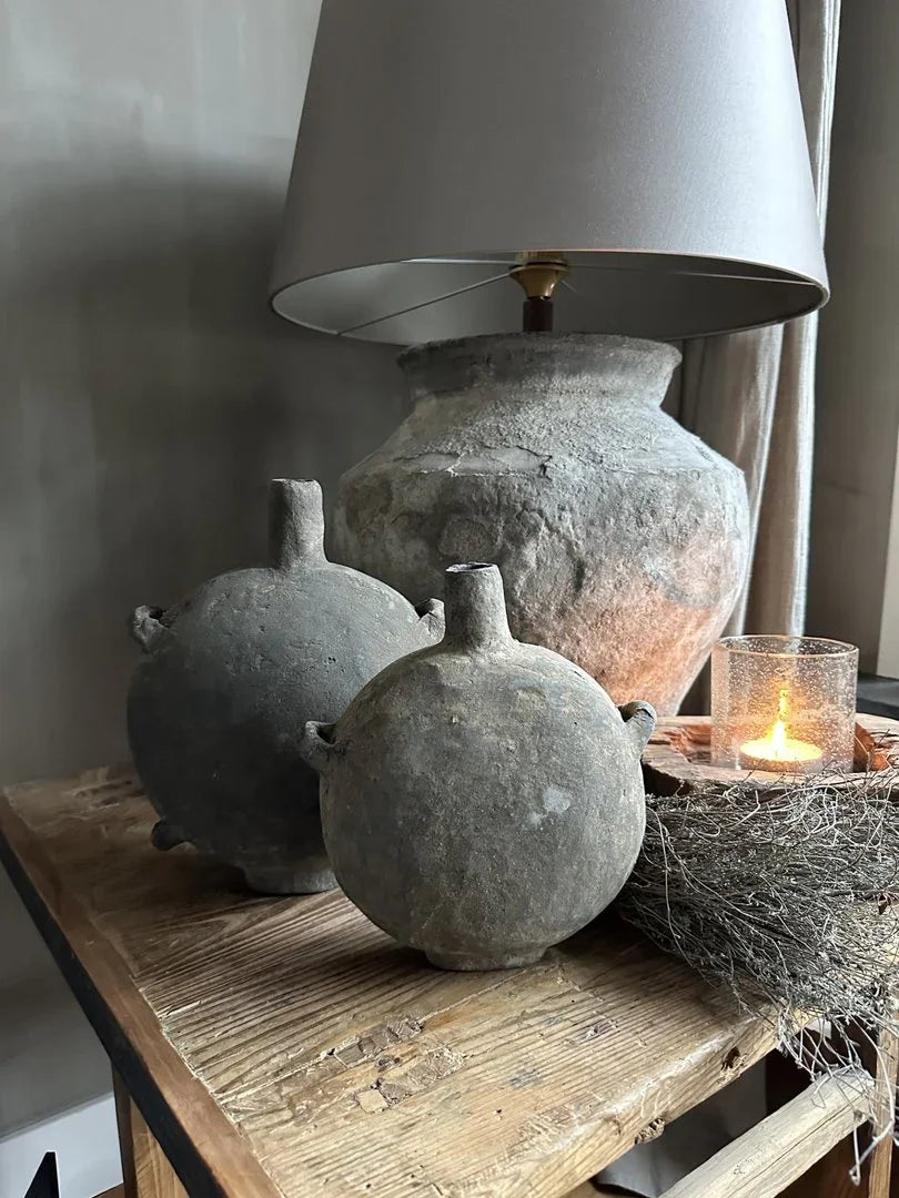 Handgemaakte sobere oliefles decoratie op houten tafel, sfeervol met lamp en kaars, My Sober Home