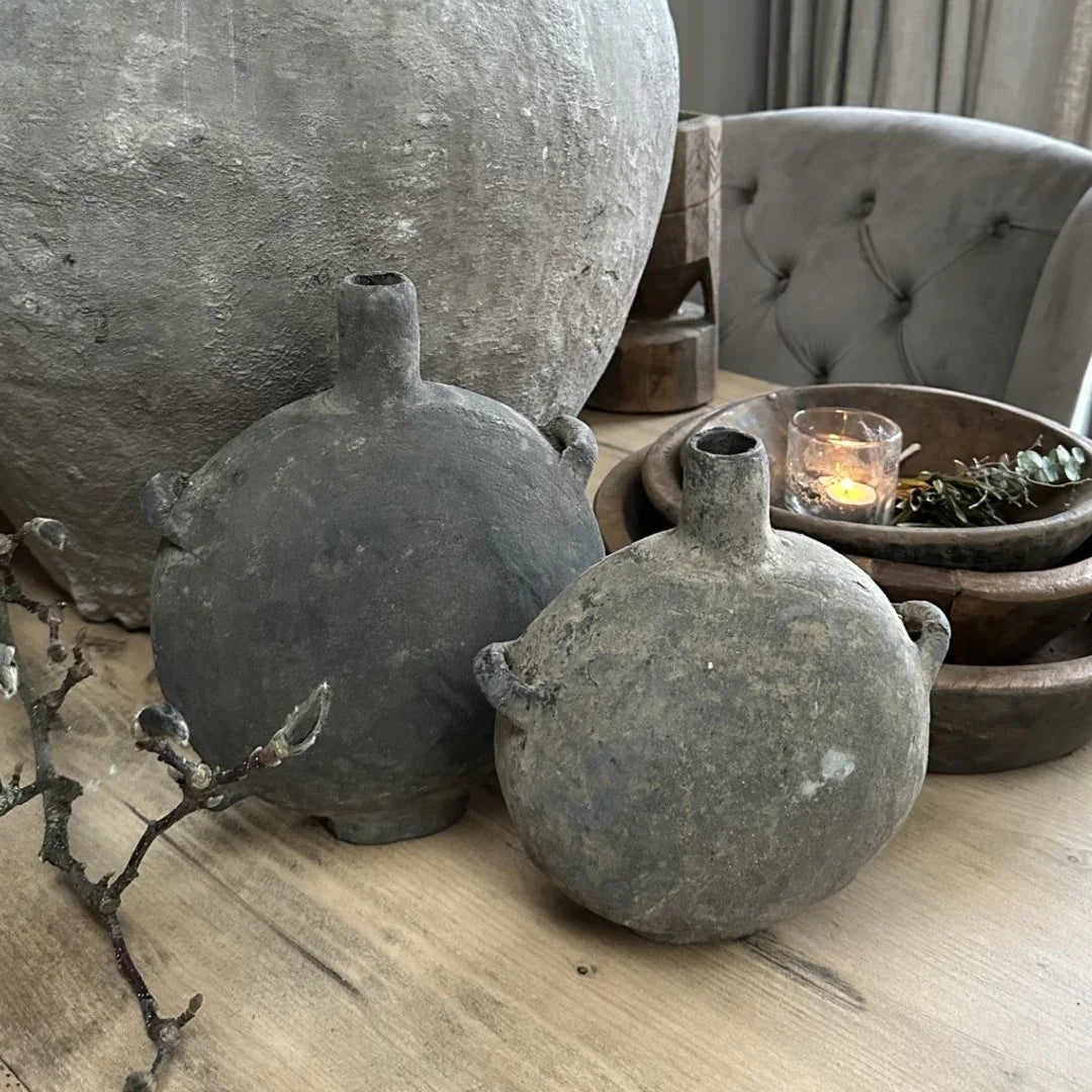 Chinese oliefles van aardewerk op houten tafel, sober landelijk interieur, My Sober Home