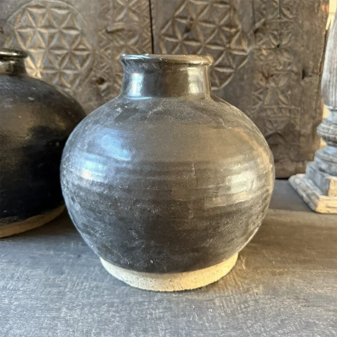Chinese vase / pot black