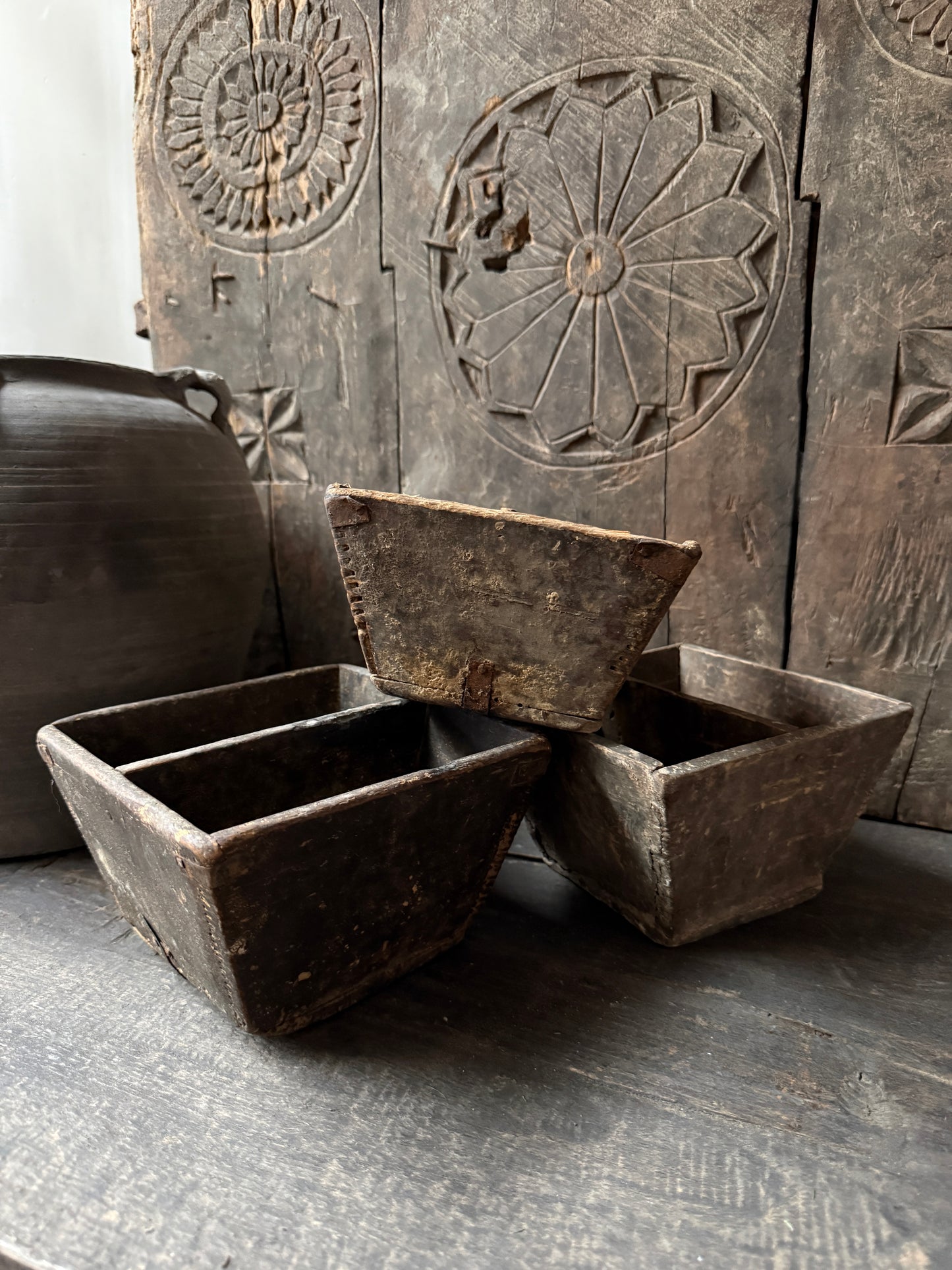 Authentieke handgemaakte Chinese bakjes van hout, sober landelijk interieur My Sober Home