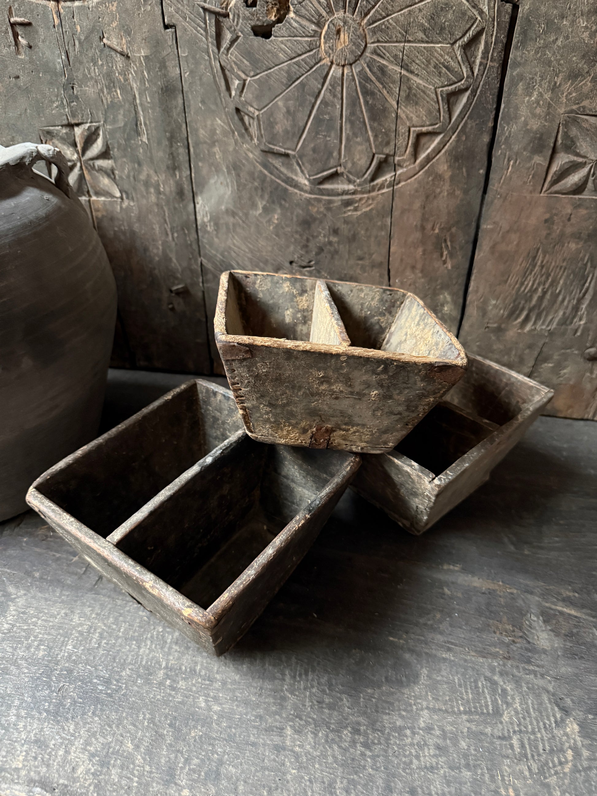 Authentieke handgemaakte houten bakjes uit India, sober landelijk interieuraccessoire
