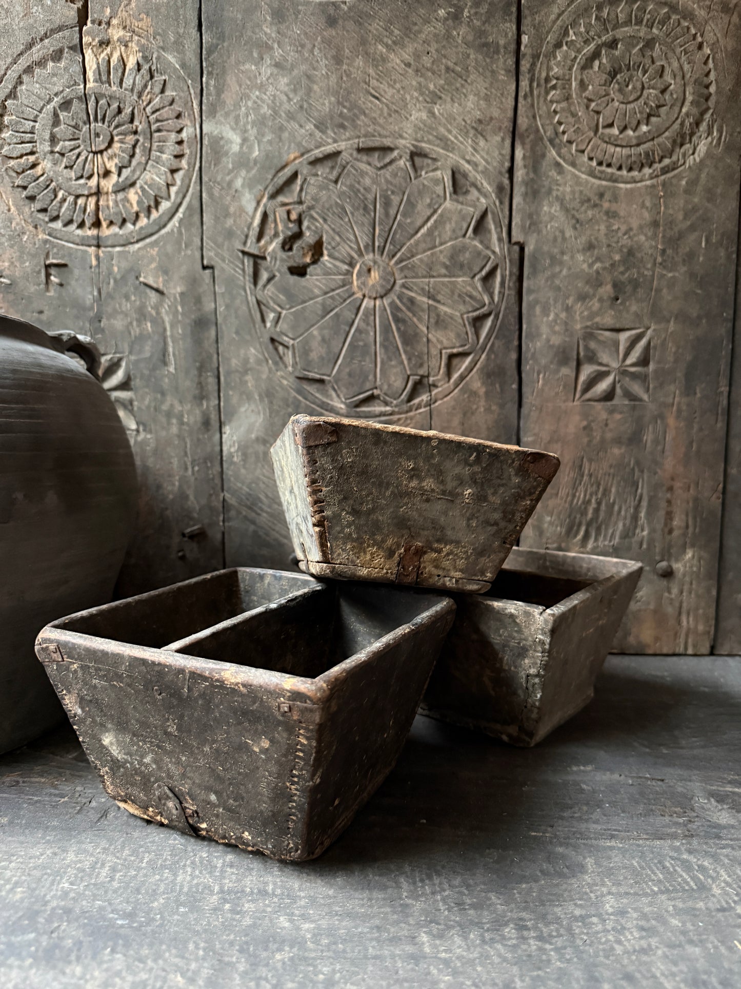 Handgemaakte vintage houten bakjes uit India, landelijke woonaccessoires My Sober Home
