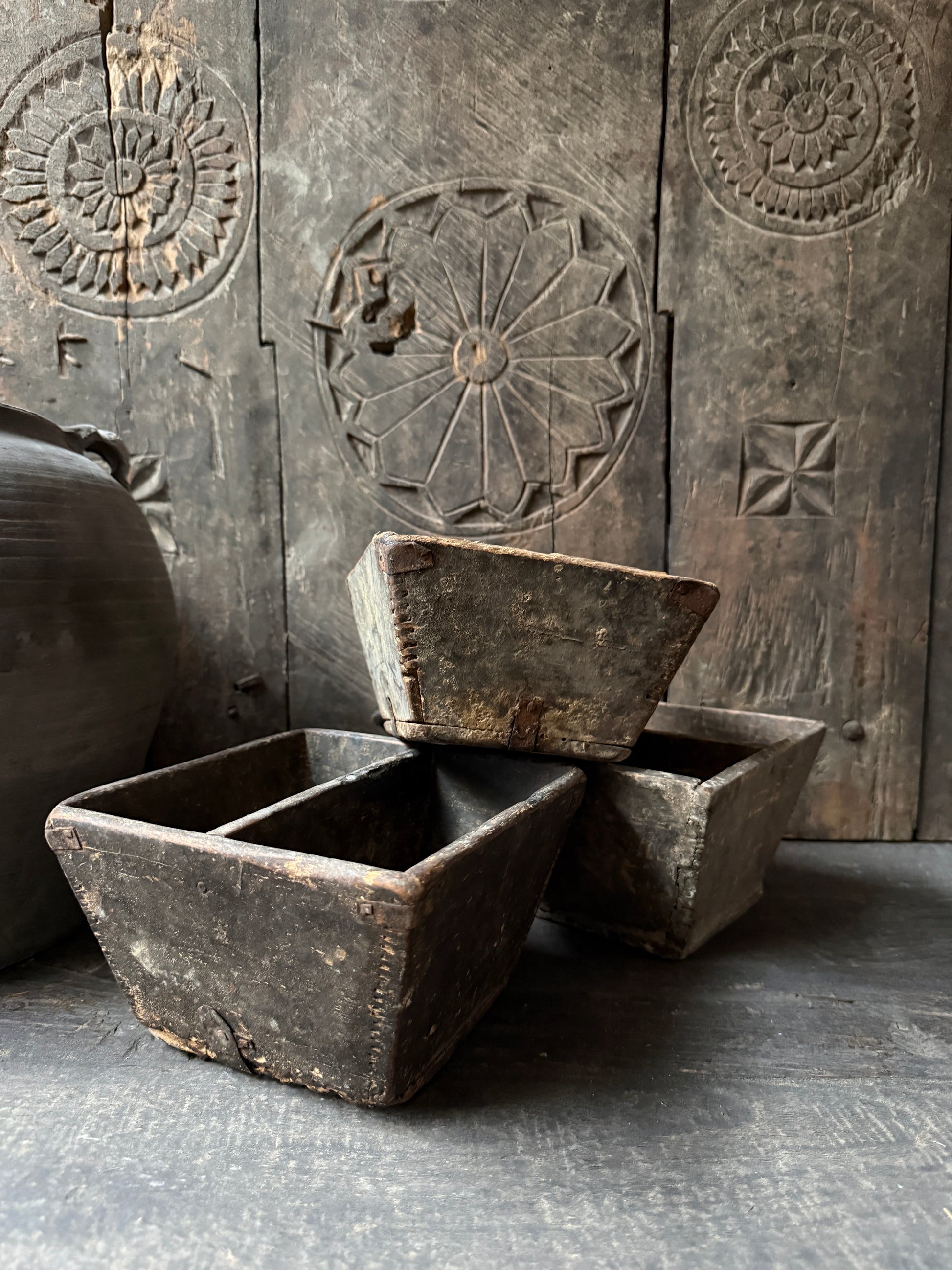 Handgemaakte vintage houten bakjes uit India, landelijke woonaccessoires My Sober Home