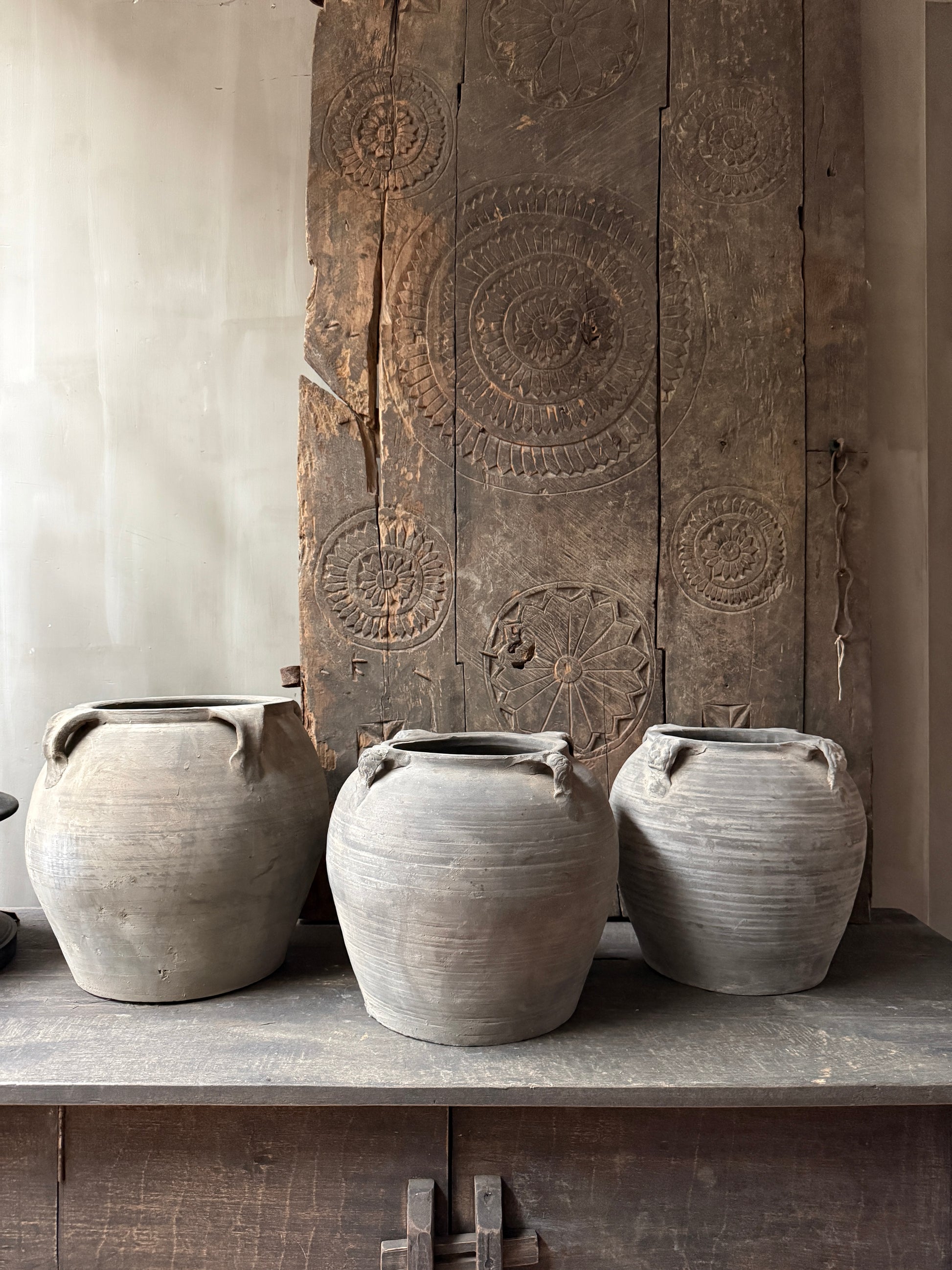 Authentieke handgemaakte Chinese kruiken op houten kast, sober landelijk interieur