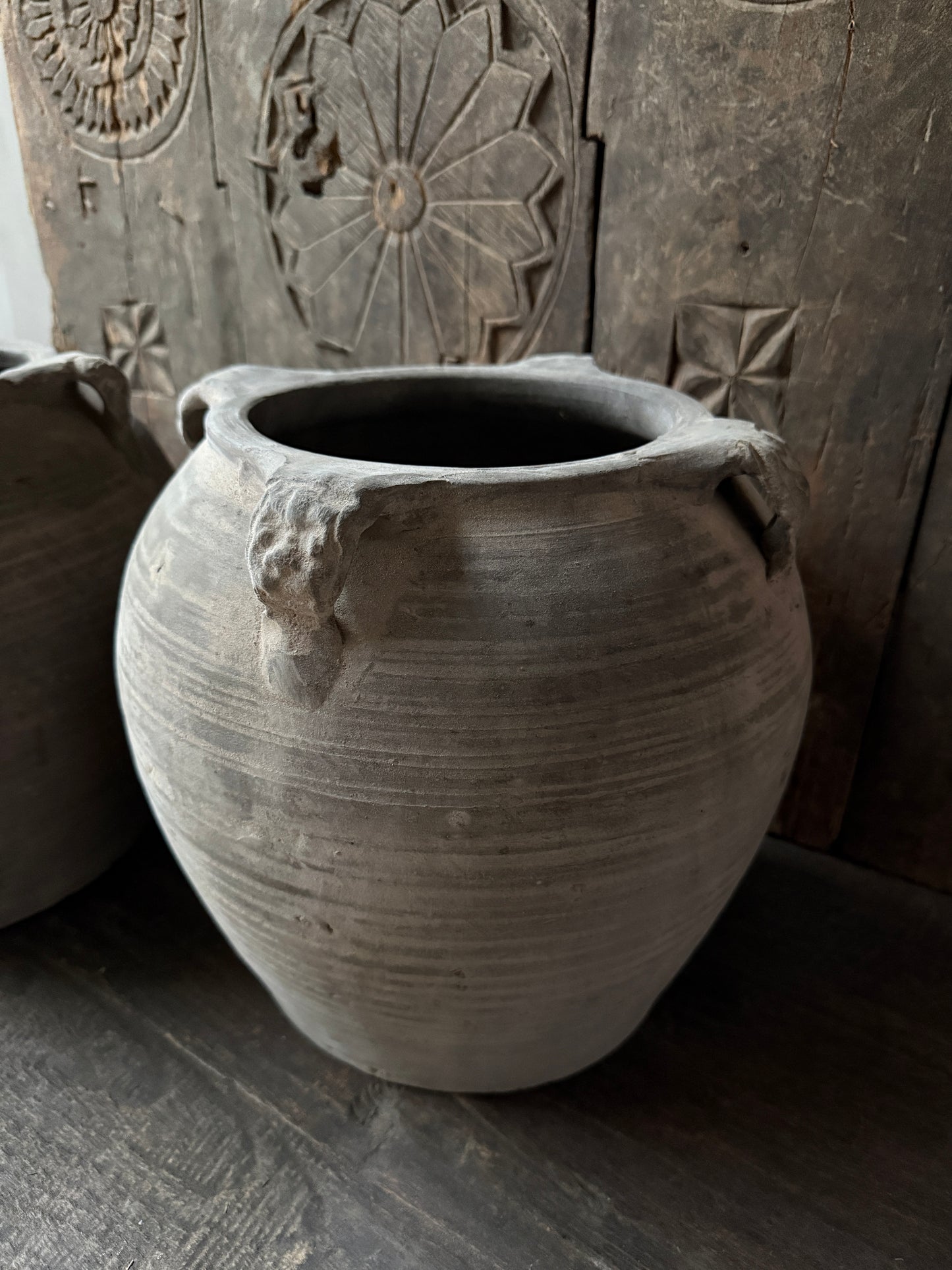 Authentieke, handgemaakte Chinese kruik van aardewerk voor sober, landelijk interieur