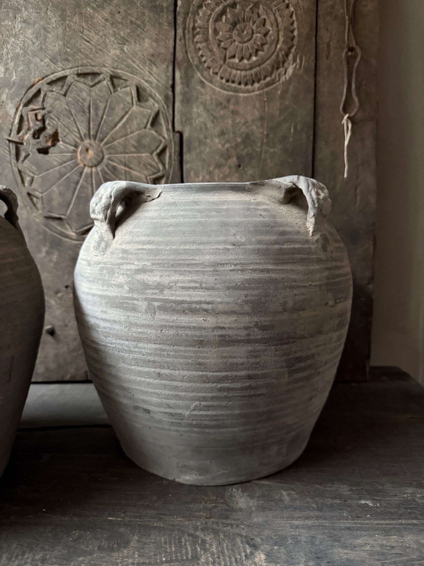 Authentieke grijze Chinese kruik met landelijke uitstraling, handgemaakt woonaccessoire My Sober Home