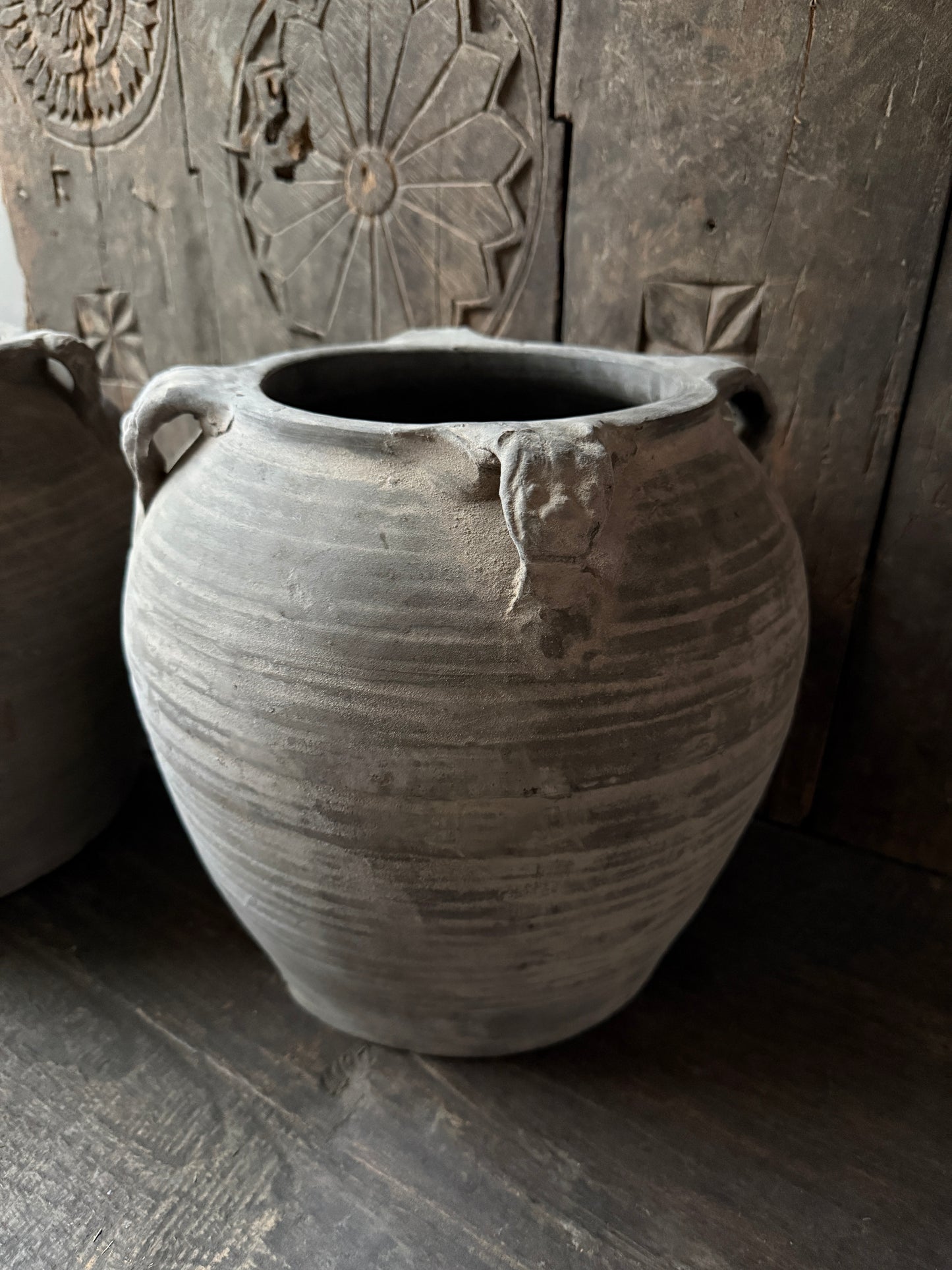 Authentieke sobere handgemaakte Chinese kruik van grijs aardewerk, landelijk interieur