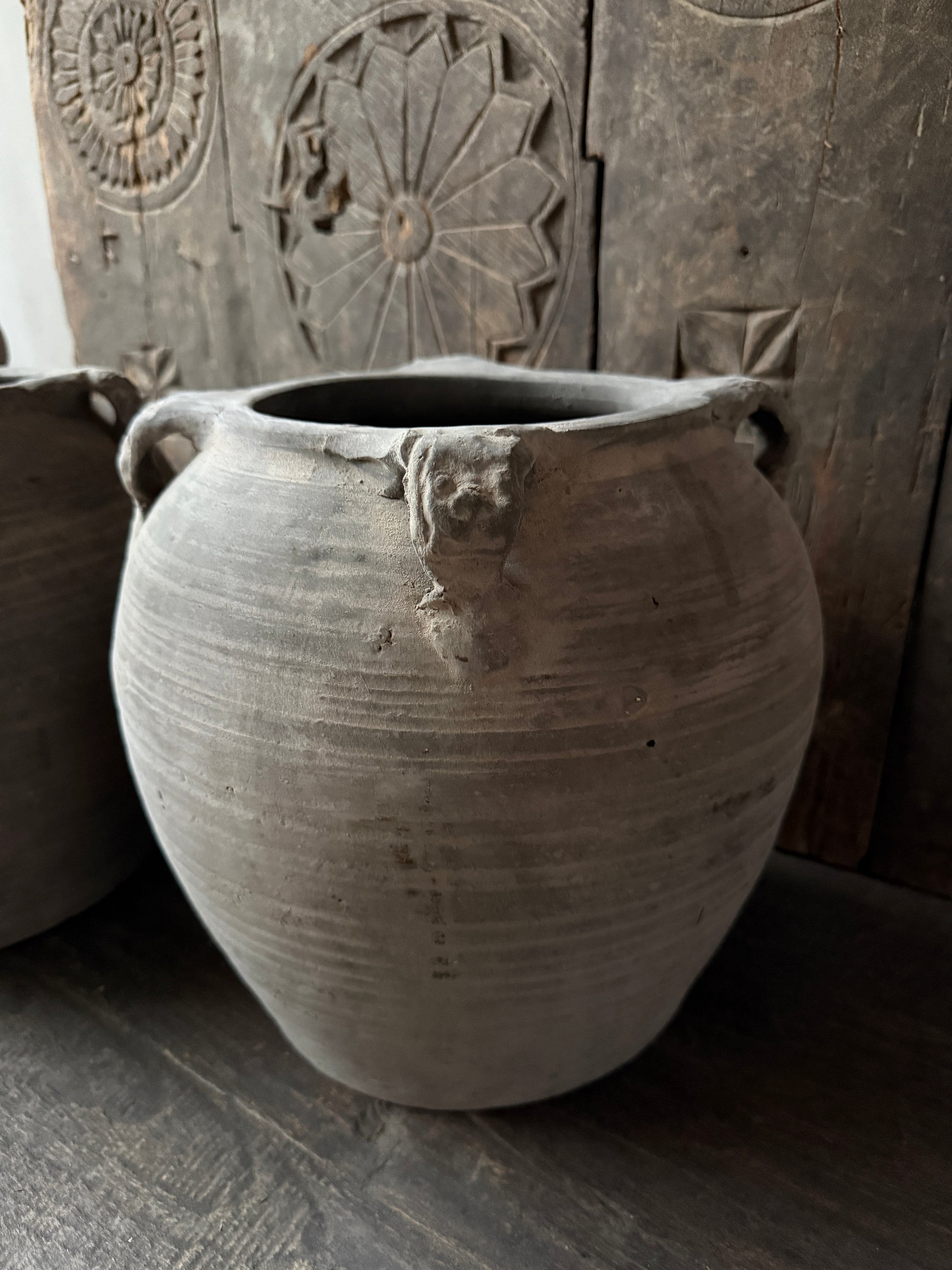 Authentieke handgemaakte Chinese kruik van aardewerk, sober en landelijk interieurdecor, My Sober Home