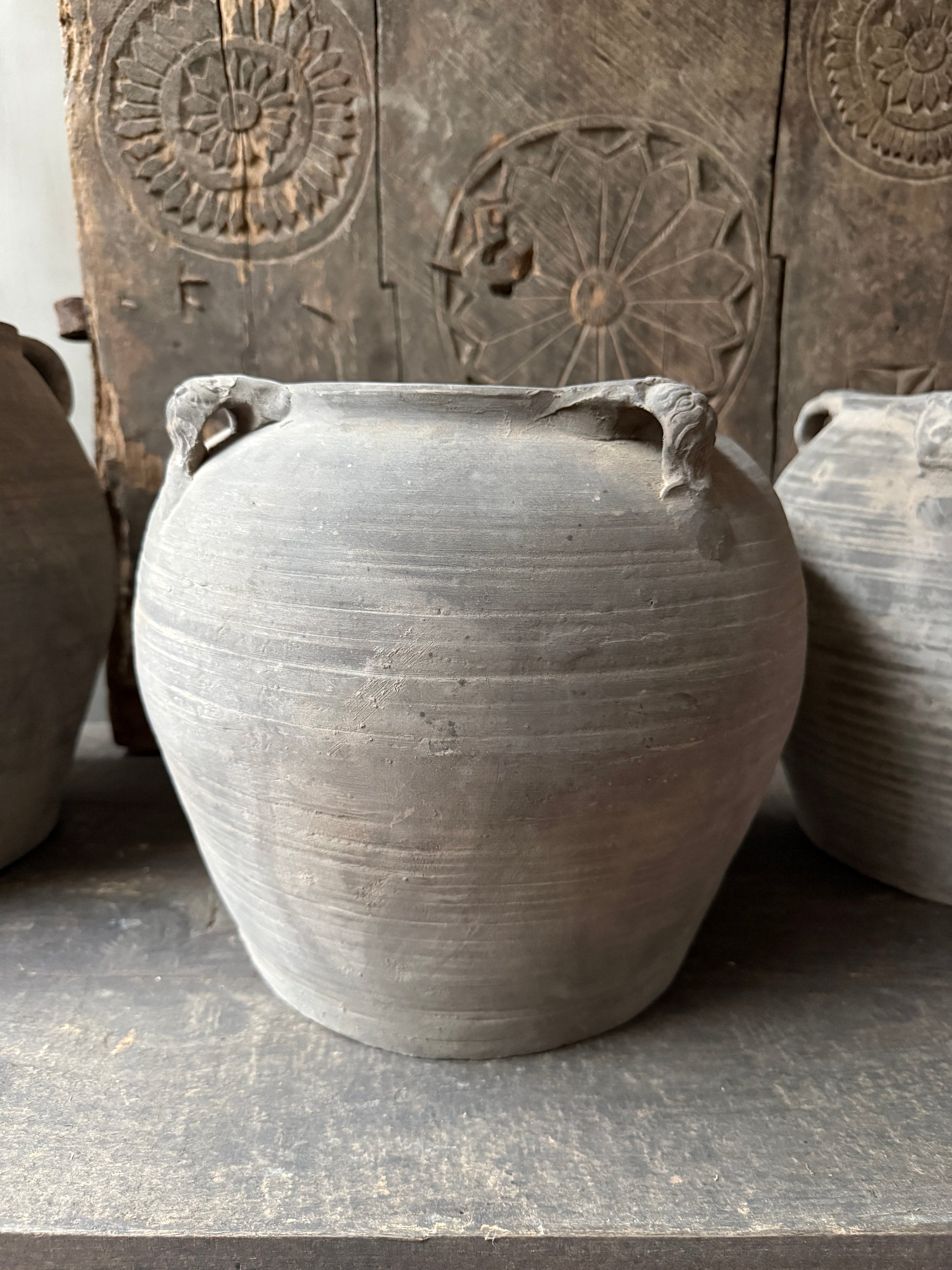 Authentieke handgemaakte Chinese kruik van aardewerk, sober decor, landelijke woonaccessoire