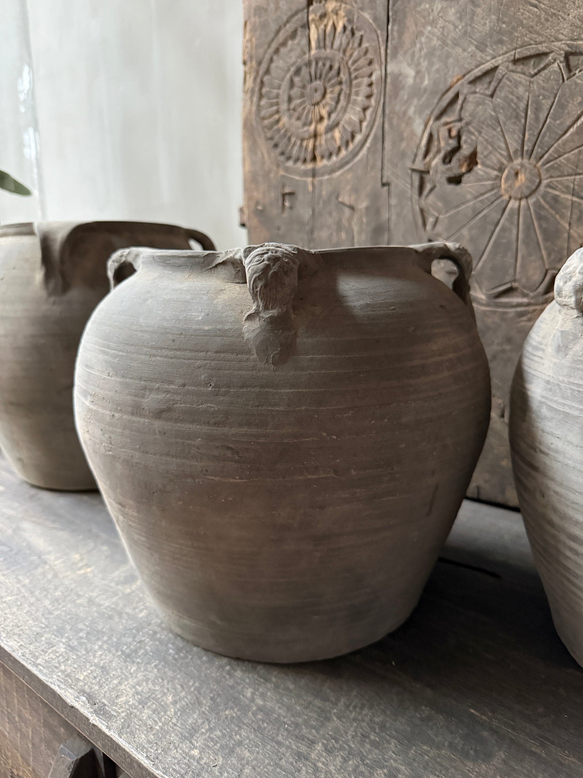 Authentieke, handgemaakte Chinese kruik van aardewerk, sober en landelijk woonaccessoire.