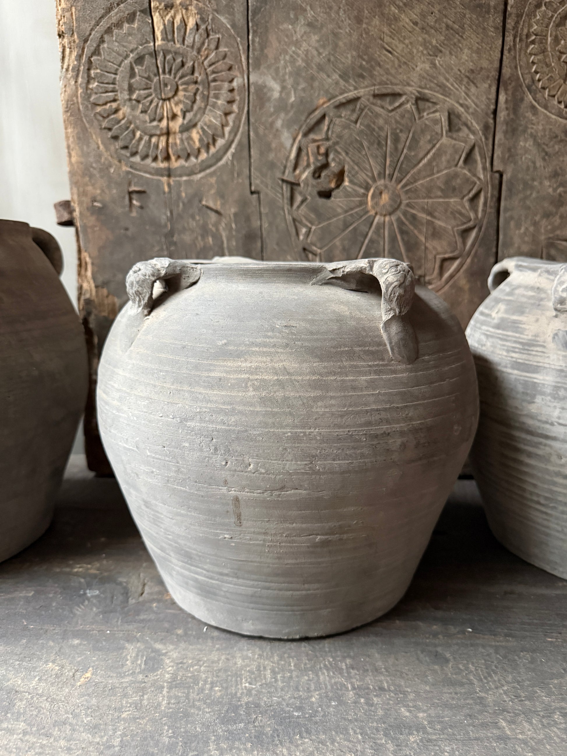 Authentieke grijze Chinese kruik van aardewerk, handgemaakt, landelijk sober woonaccessoire.