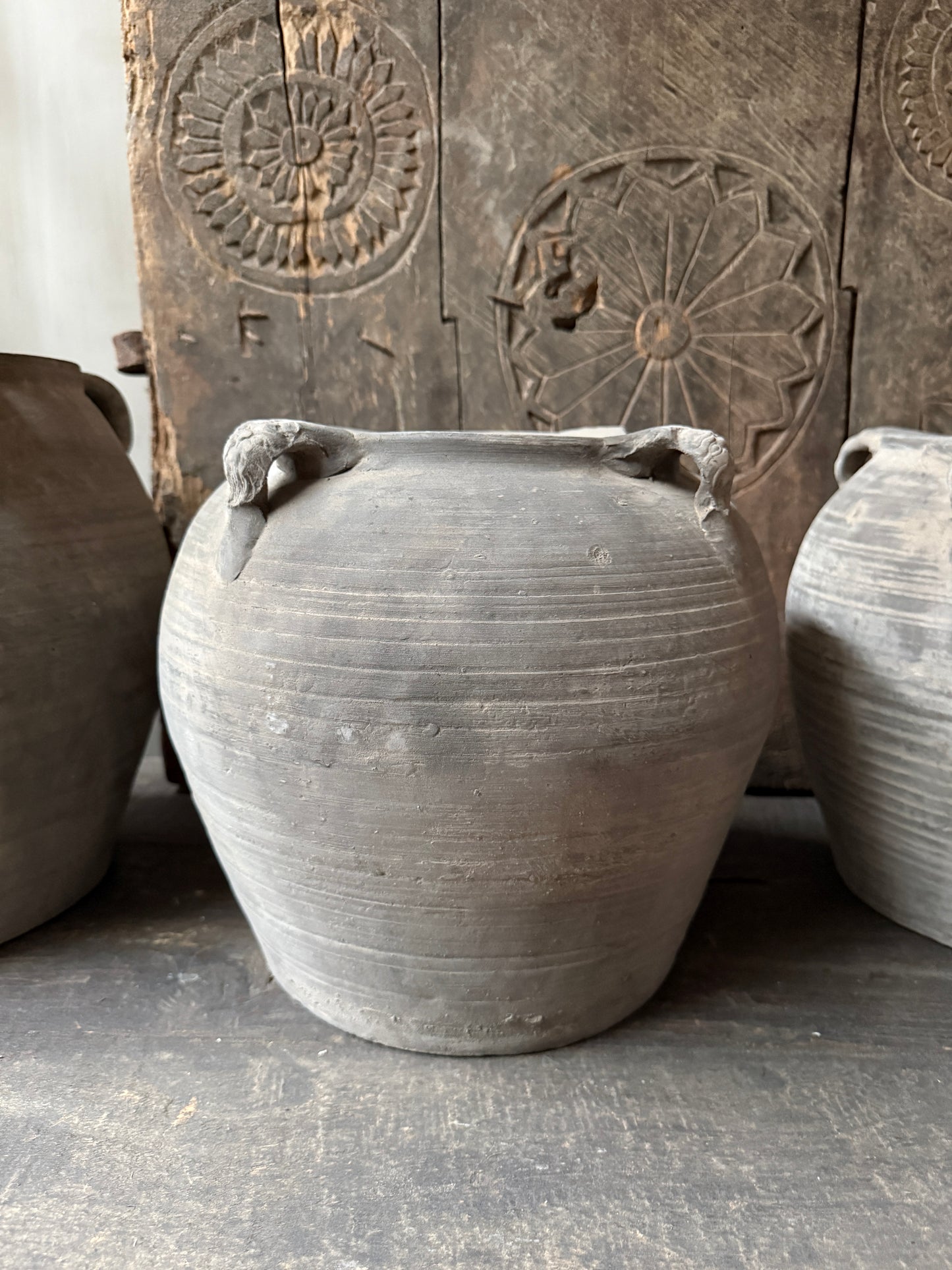 Authentieke grijze Chinese kruik met landelijke uitstraling, handgemaakt woonaccessoire My Sober Home