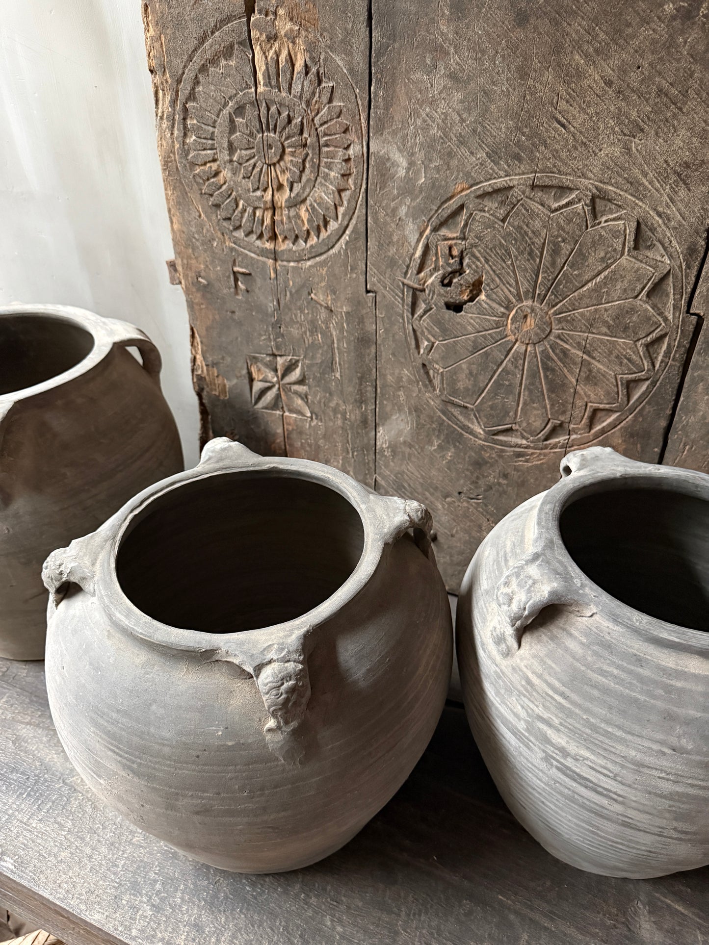 Authentieke handgemaakte Chinese kruiken op houten plank, sober landelijk interieur