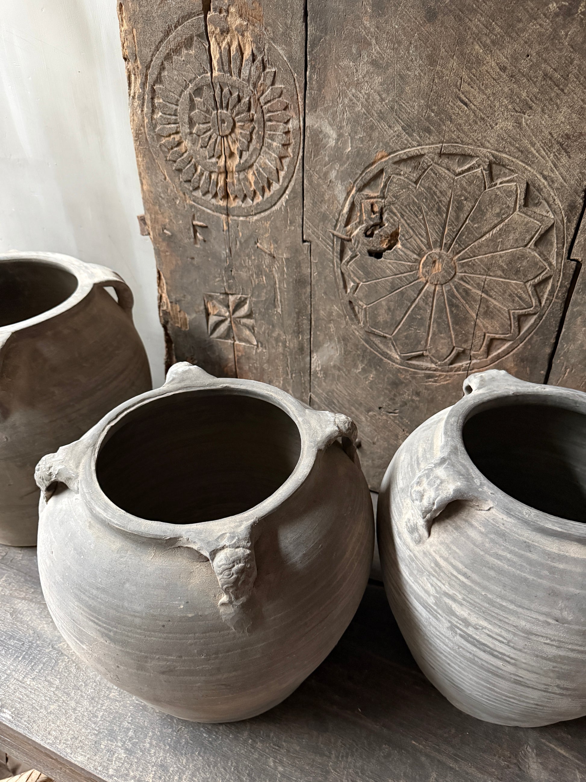 Authentieke Chinese kruiken van aardewerk, sober interieurdecoratie, My Sober Home