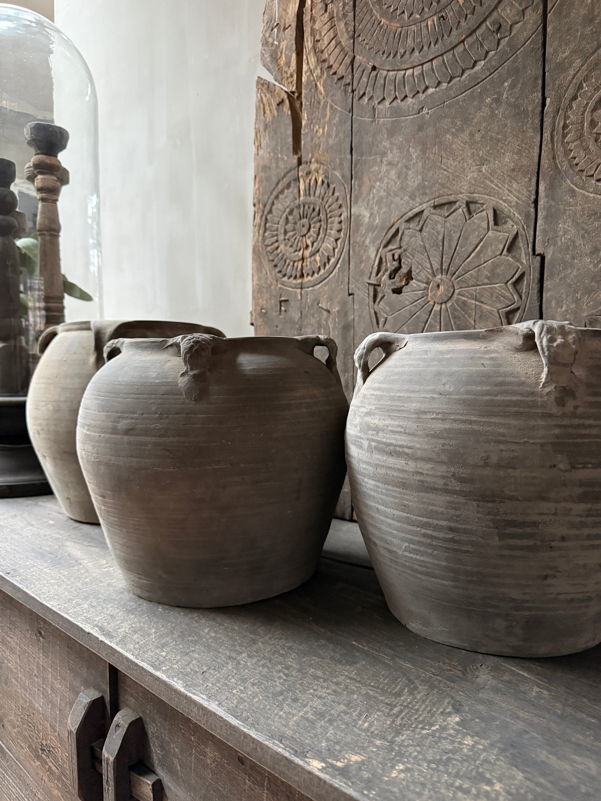 Authentieke, handgemaakte Chinese kruiken van keramiek op houten kast voor sober interieur