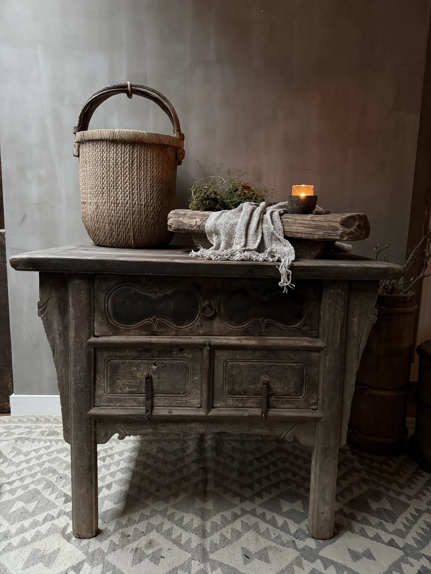 Authentieke Chinese wandtafel met landelijke mand, kaars en sobere decoratie bij My Sober Home