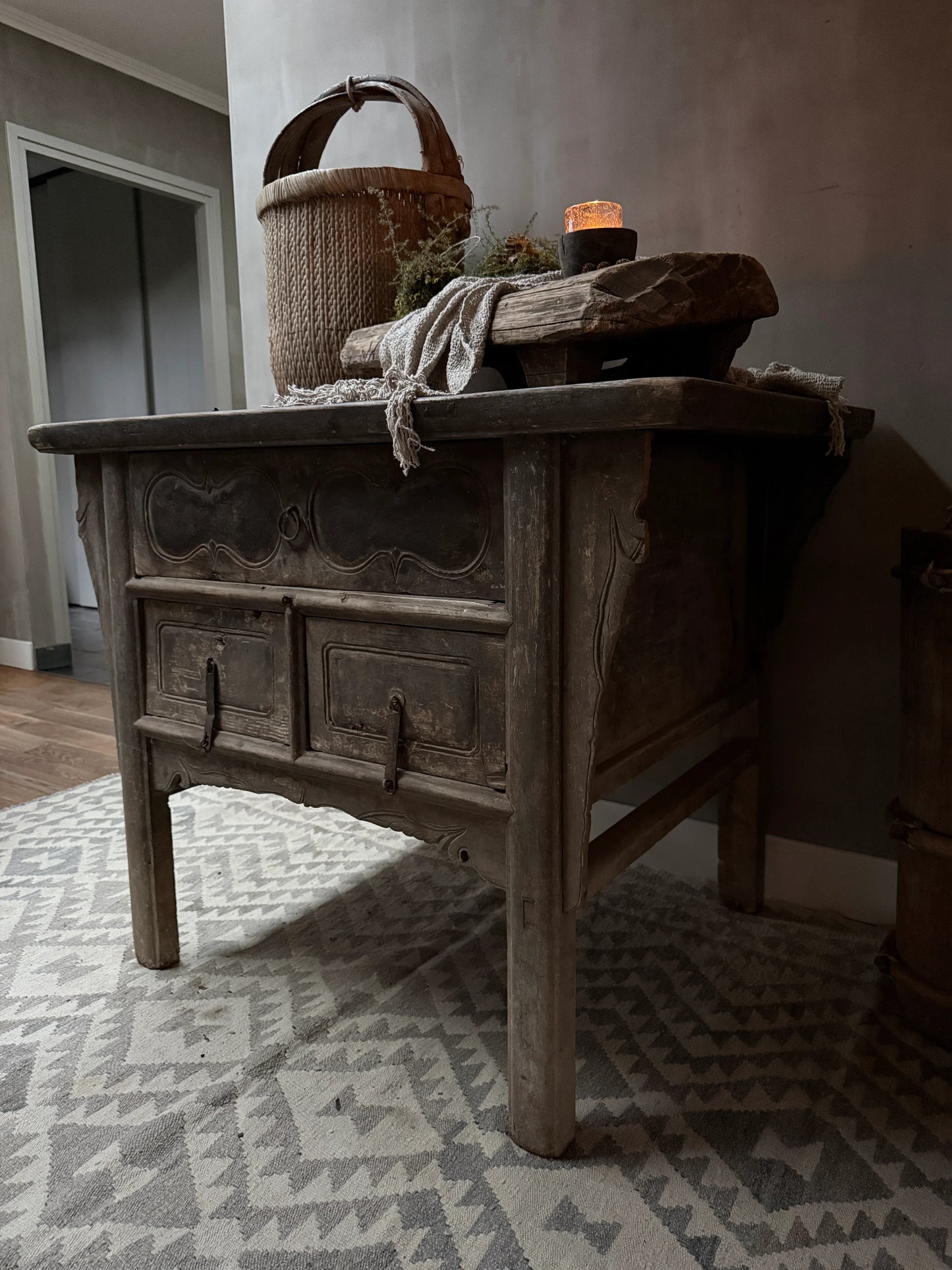 Authentieke Chinese wandtafel van hout met landelijke accessoires in sober interieur