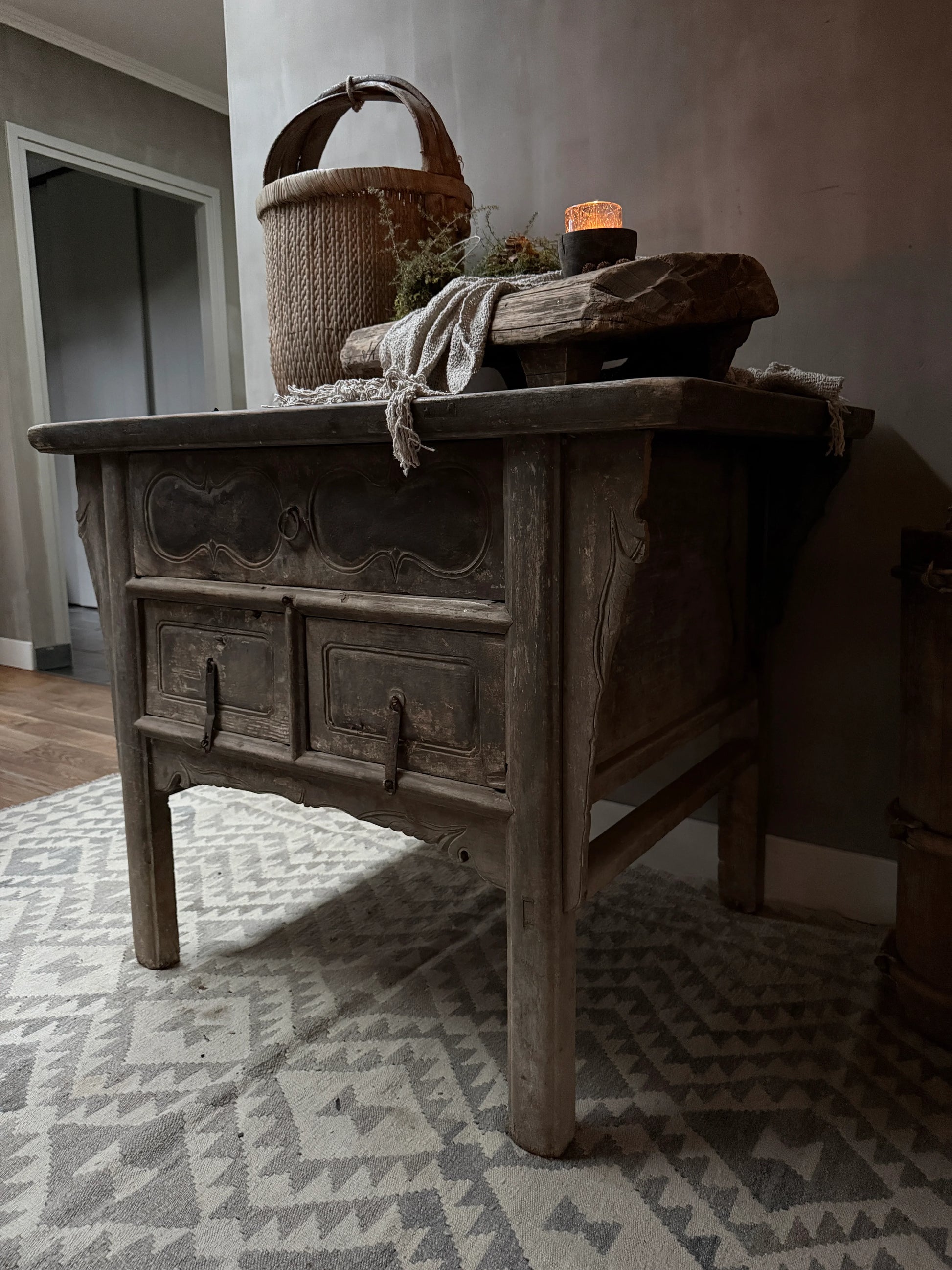 Authentieke Chinese wandtafel van hout met landelijke accessoires in sober interieur