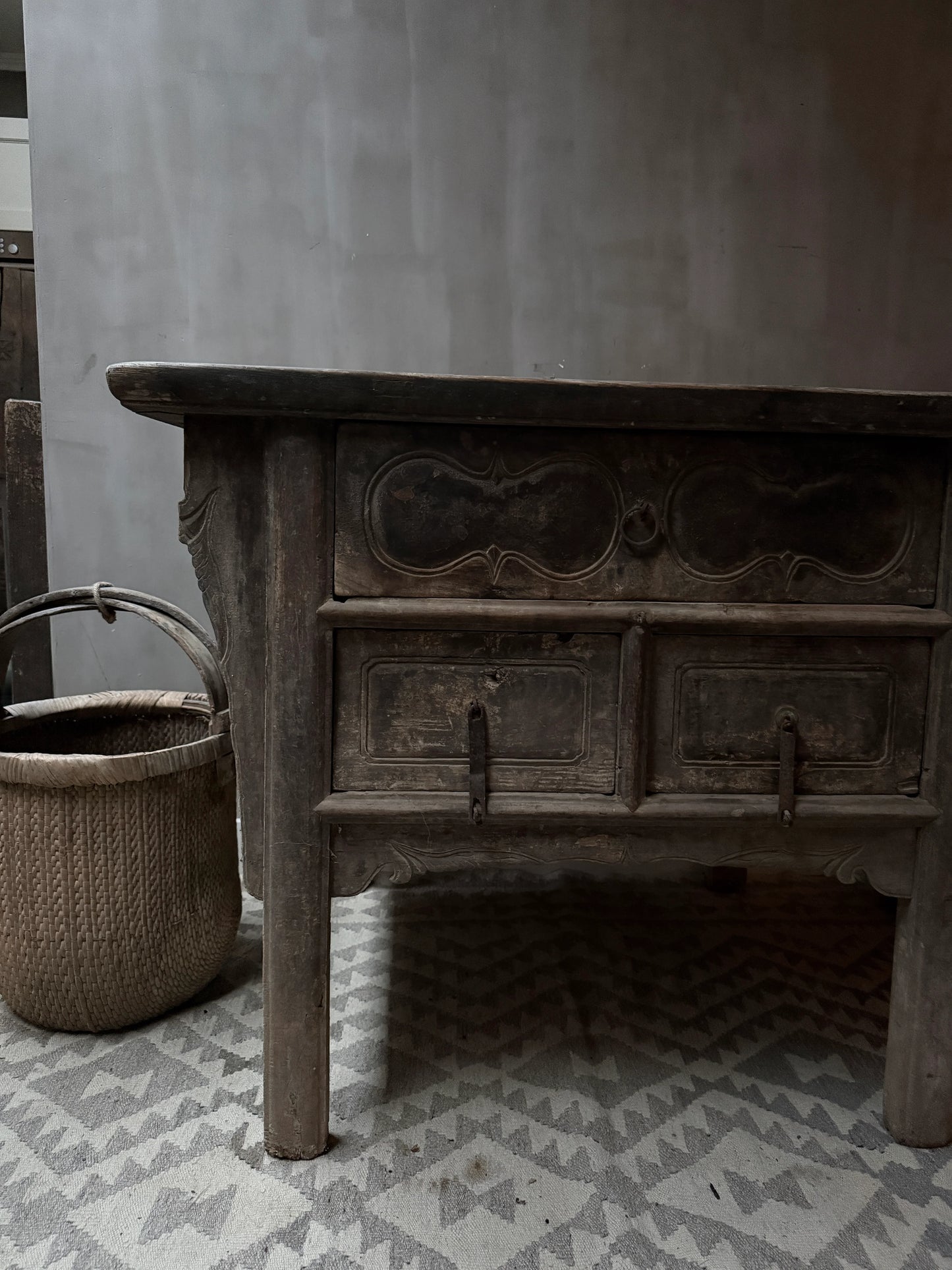 Authentieke Chinese wandtafel van hout met rustieke uitstraling en gevlochten mand, sfeervol sober interieur