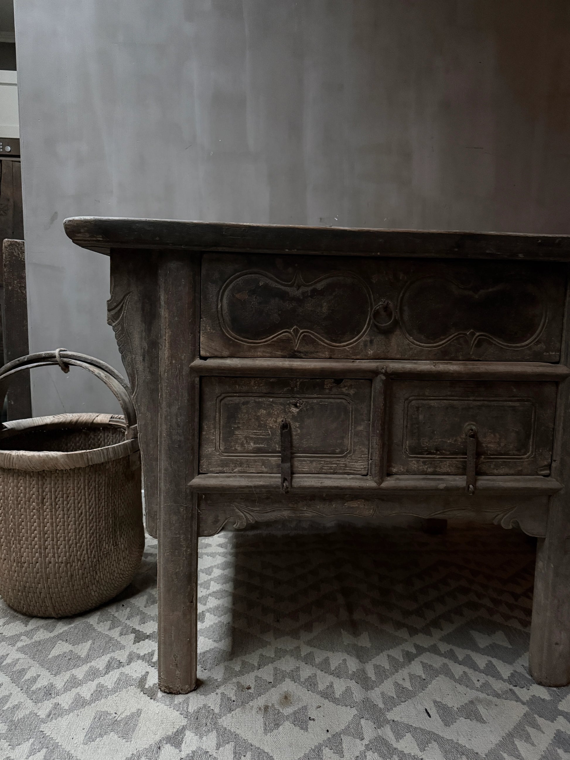 Authentieke Chinese wandtafel van hout met rustieke uitstraling en gevlochten mand, sfeervol sober interieur