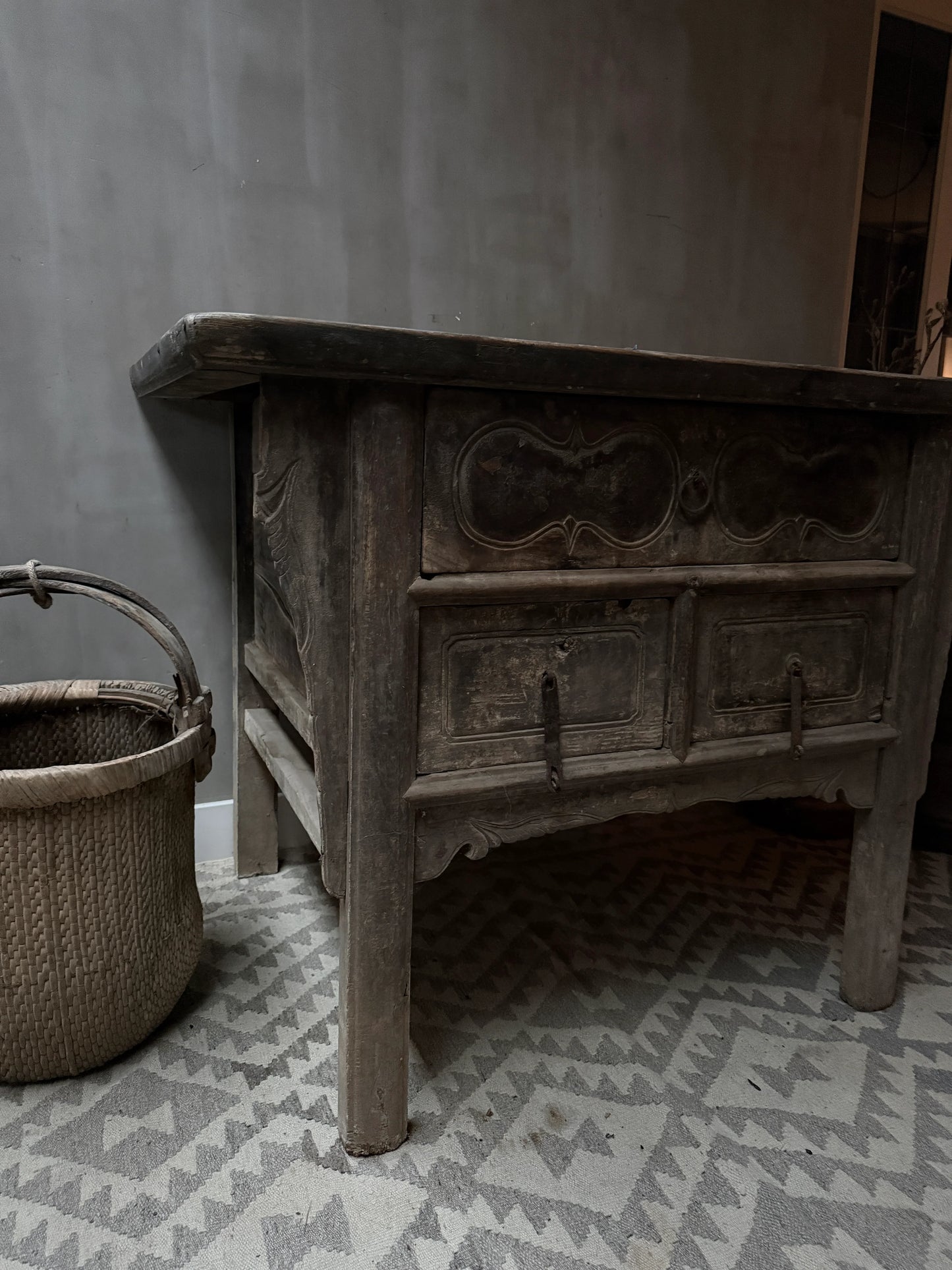 Authentieke houten Chinese wandtafel met houtsnijwerk in sober interieur bij My Sober Home