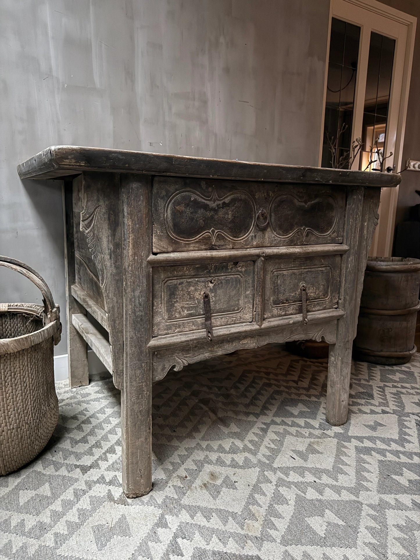 Authentieke Chinese wandtafel van hout, sober landelijk interieur bij My Sober Home