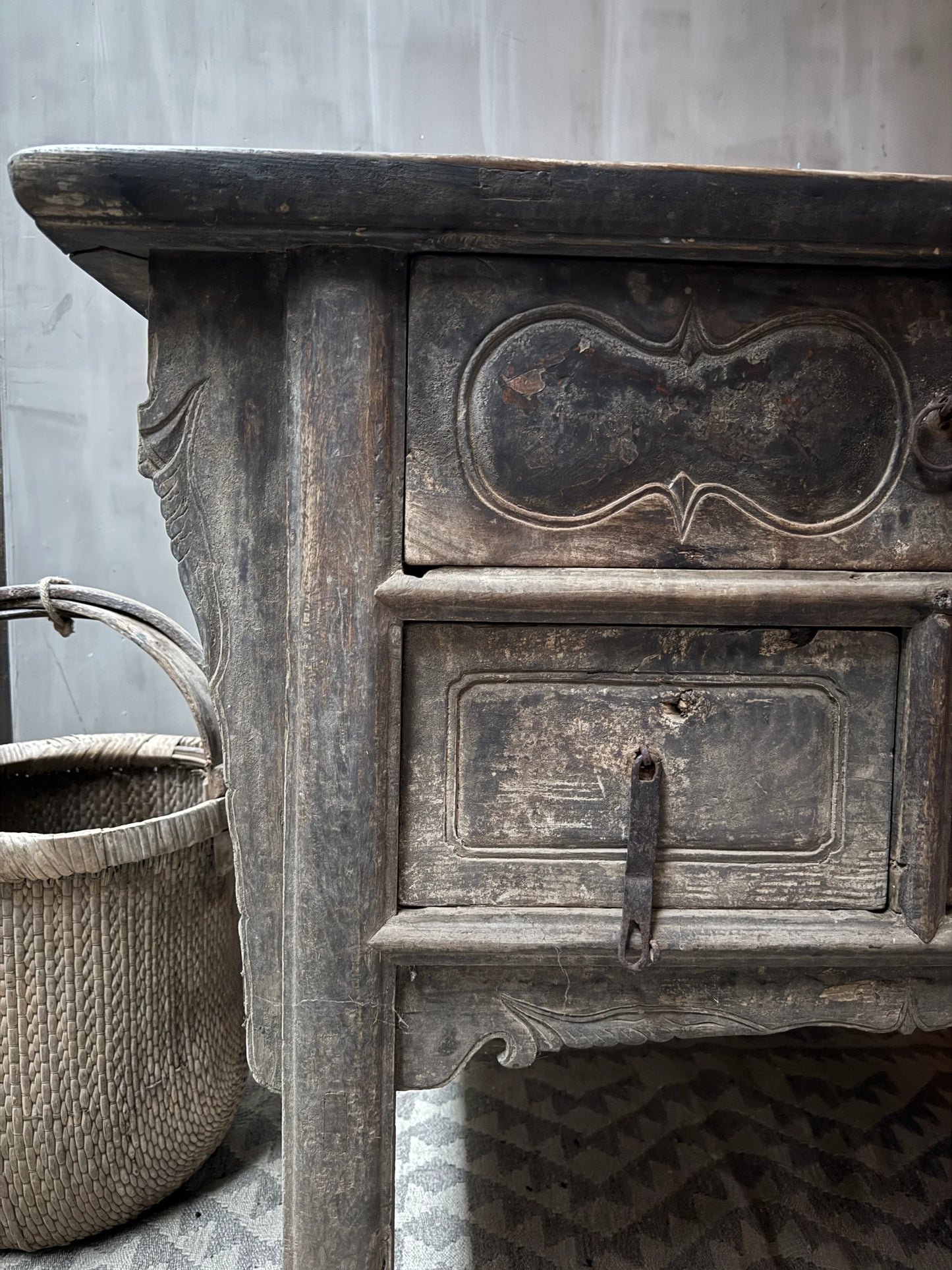 Oude sobere Chinese wandtafel met lade, landelijke stijl, naast geweven mand