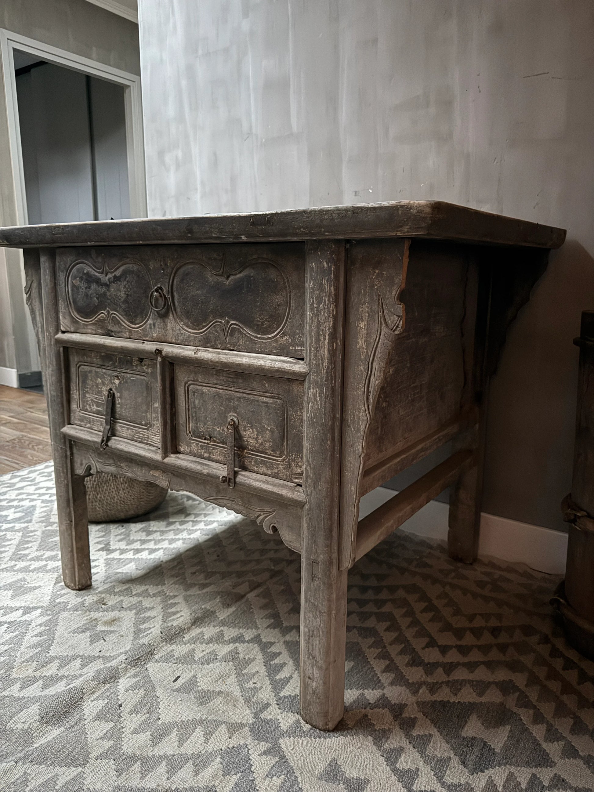 Authentieke, handgemaakte Chinese wandtafel van hout in sober, landelijk interieur