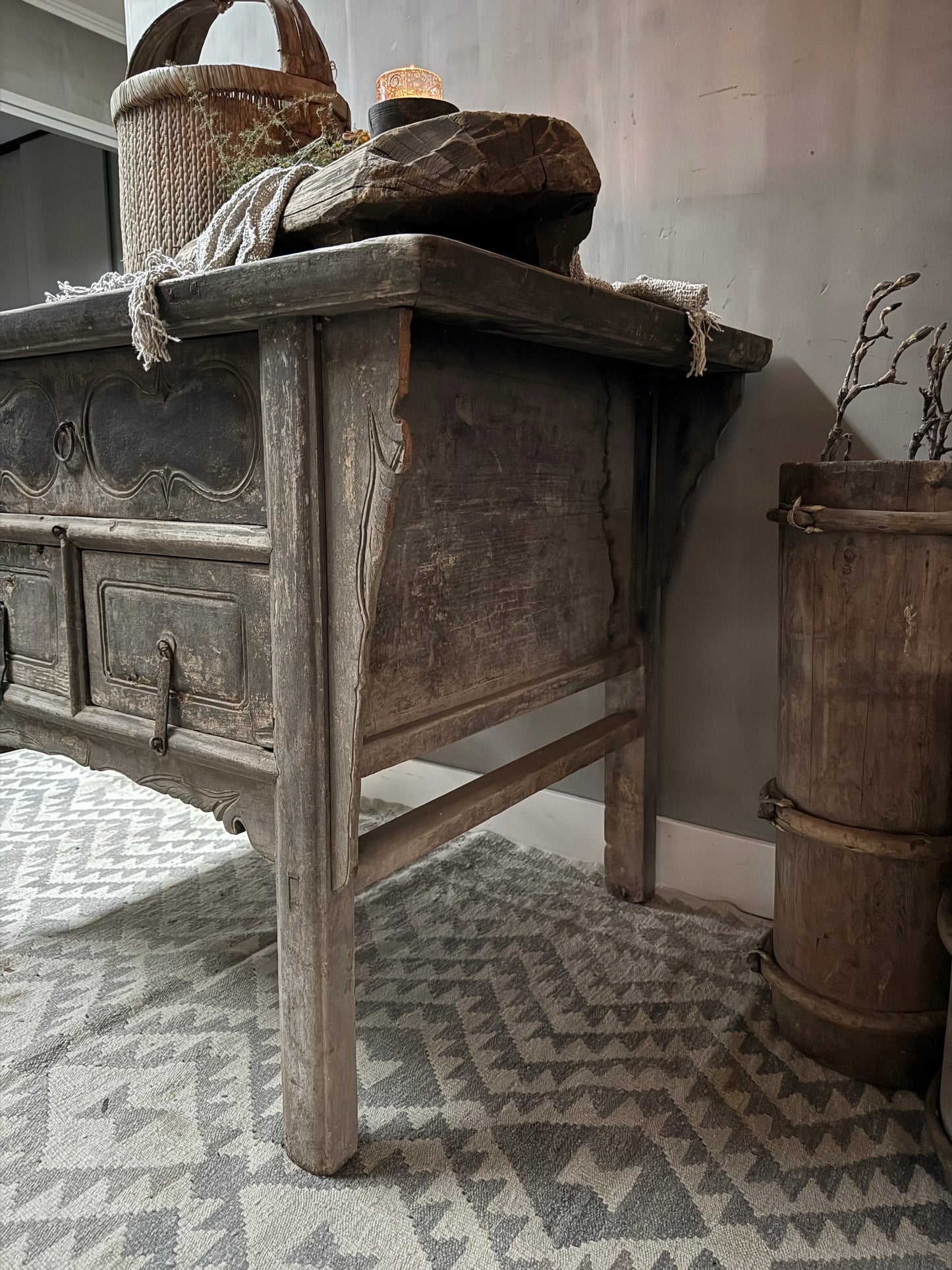 Authentieke Chinese wandtafel van hout met landelijke accessoires in sober interieur