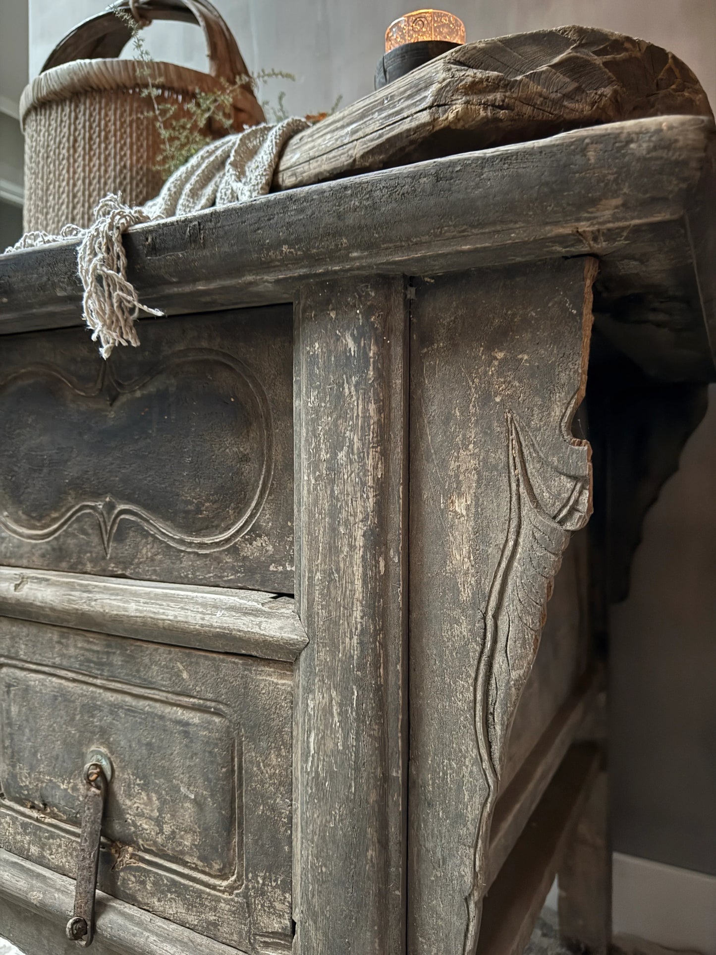 Authentieke sobere Chinese wandtafel met verweerd hout, landelijke decoratie, My Sober Home