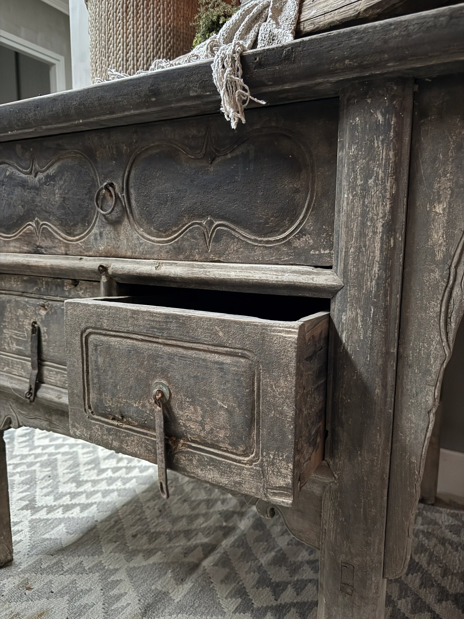 Authentieke, handgemaakte Chinese wandtafel van hout met lade, sober landelijke stijl