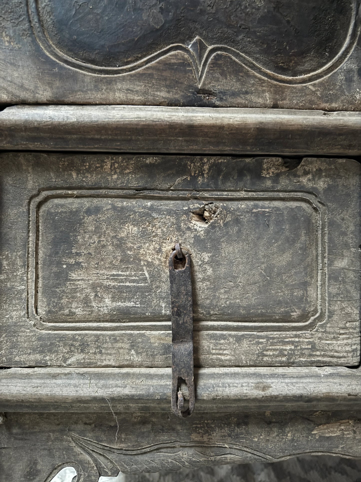 Detail van een authentieke, handgemaakte houten wandtafel met verweerd patina, My Sober Home
