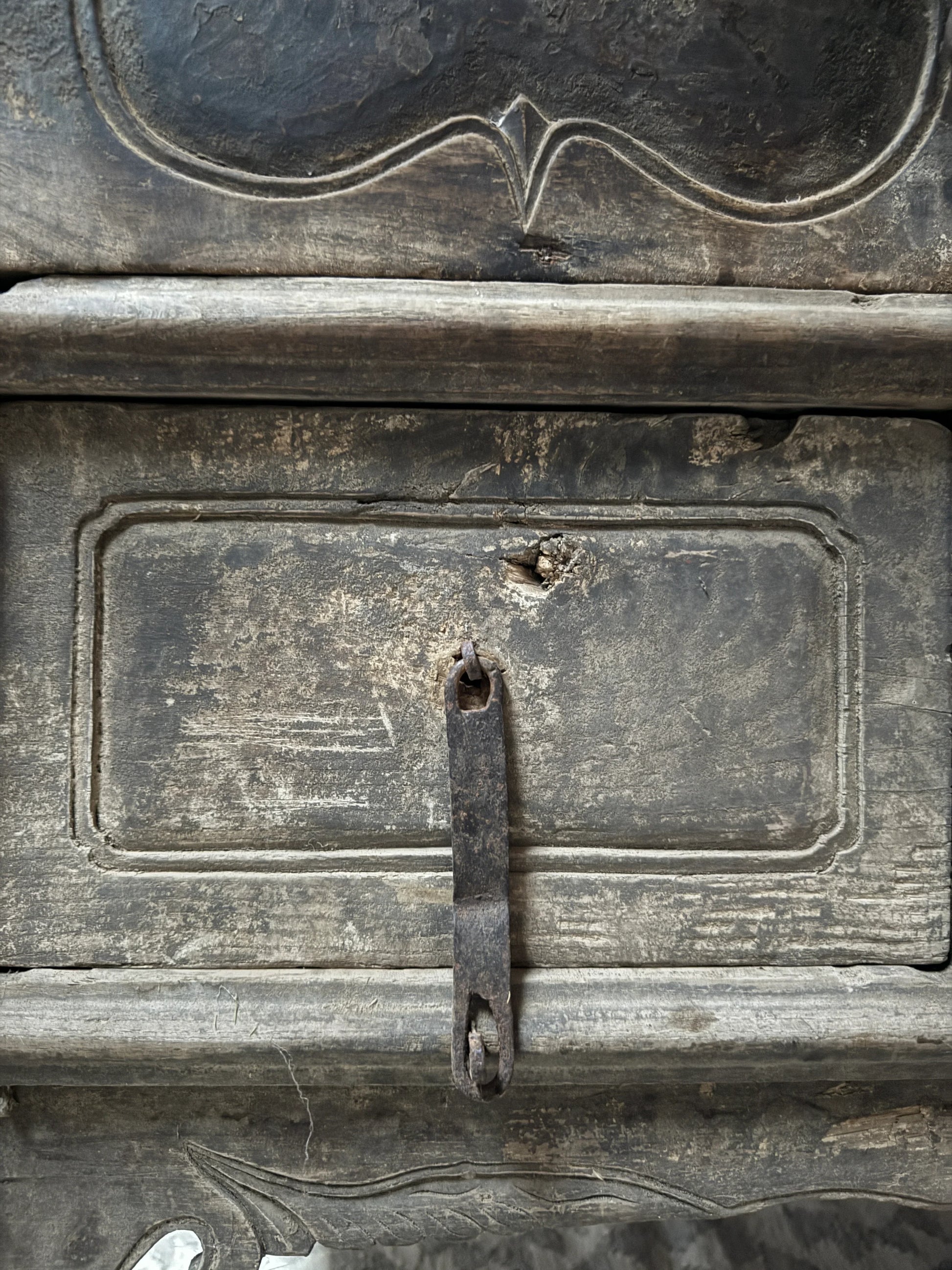 Detail van een authentieke, handgemaakte houten wandtafel met verweerd patina, My Sober Home
