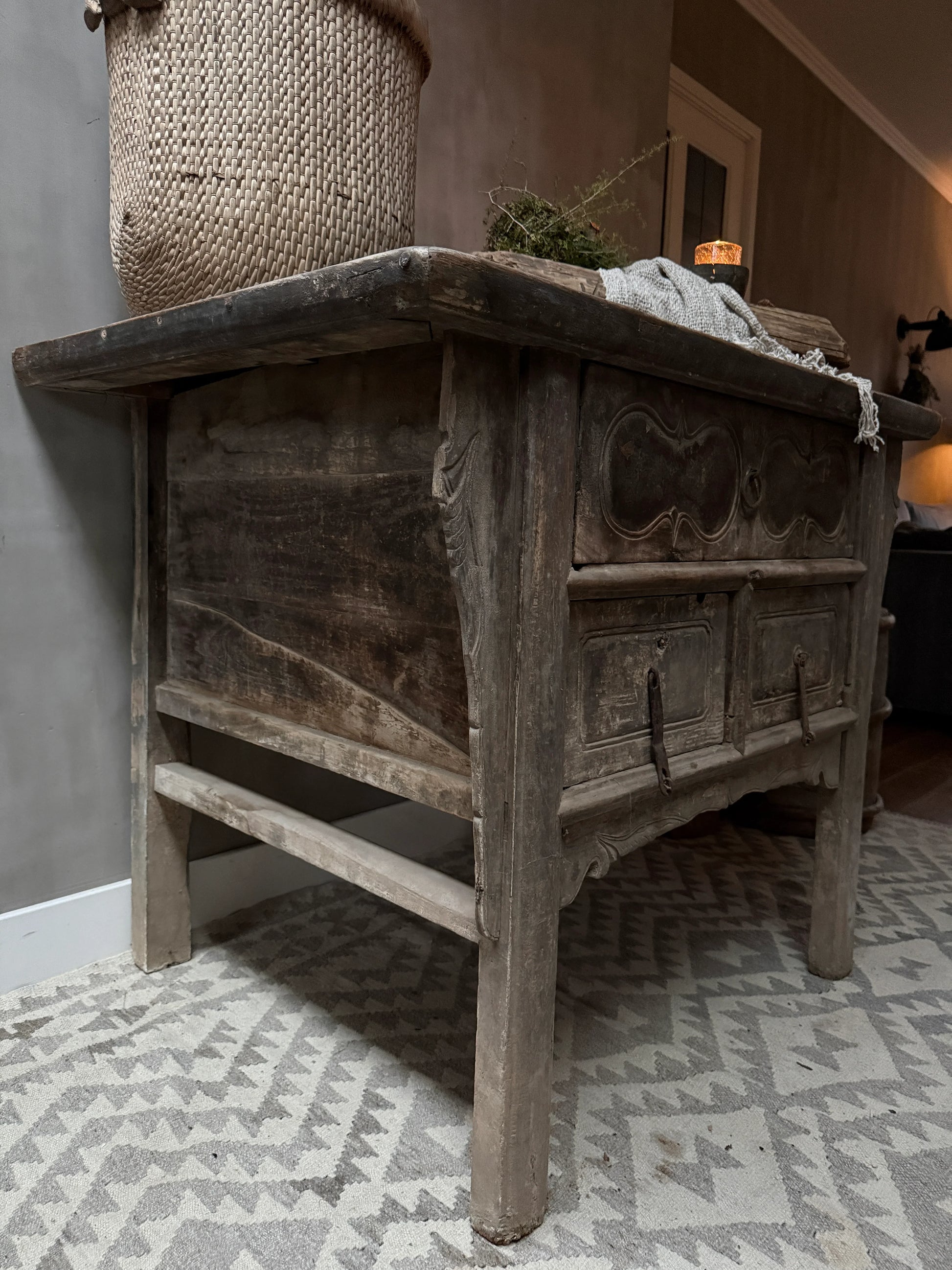 Authentieke, sobere Chinese wandtafel van hout met landelijke accessoires op een vloerkleed, My Sober Home