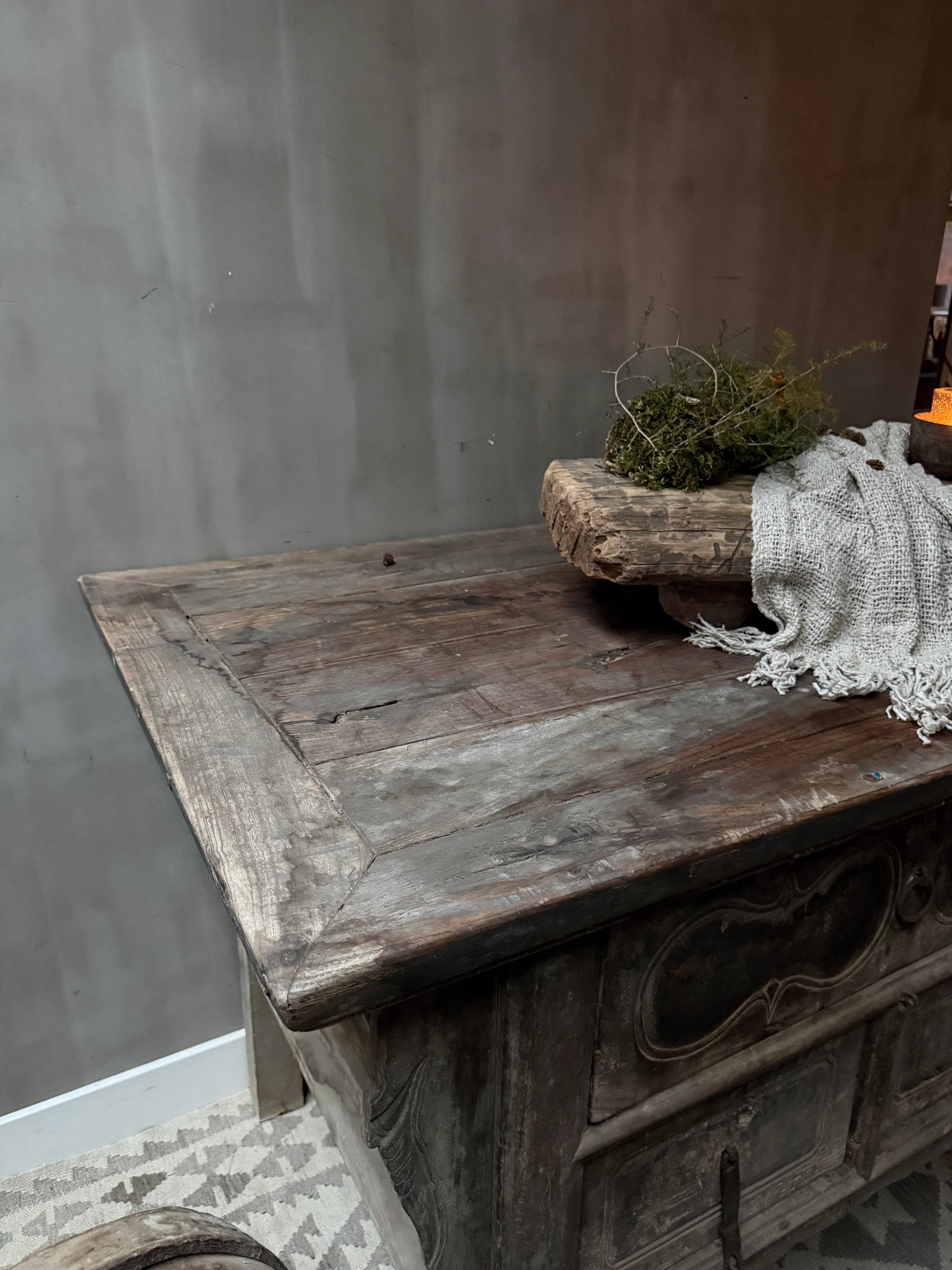 Authentieke sobere houten wandtafel met landelijke decoratie en natuurlijke accessoires