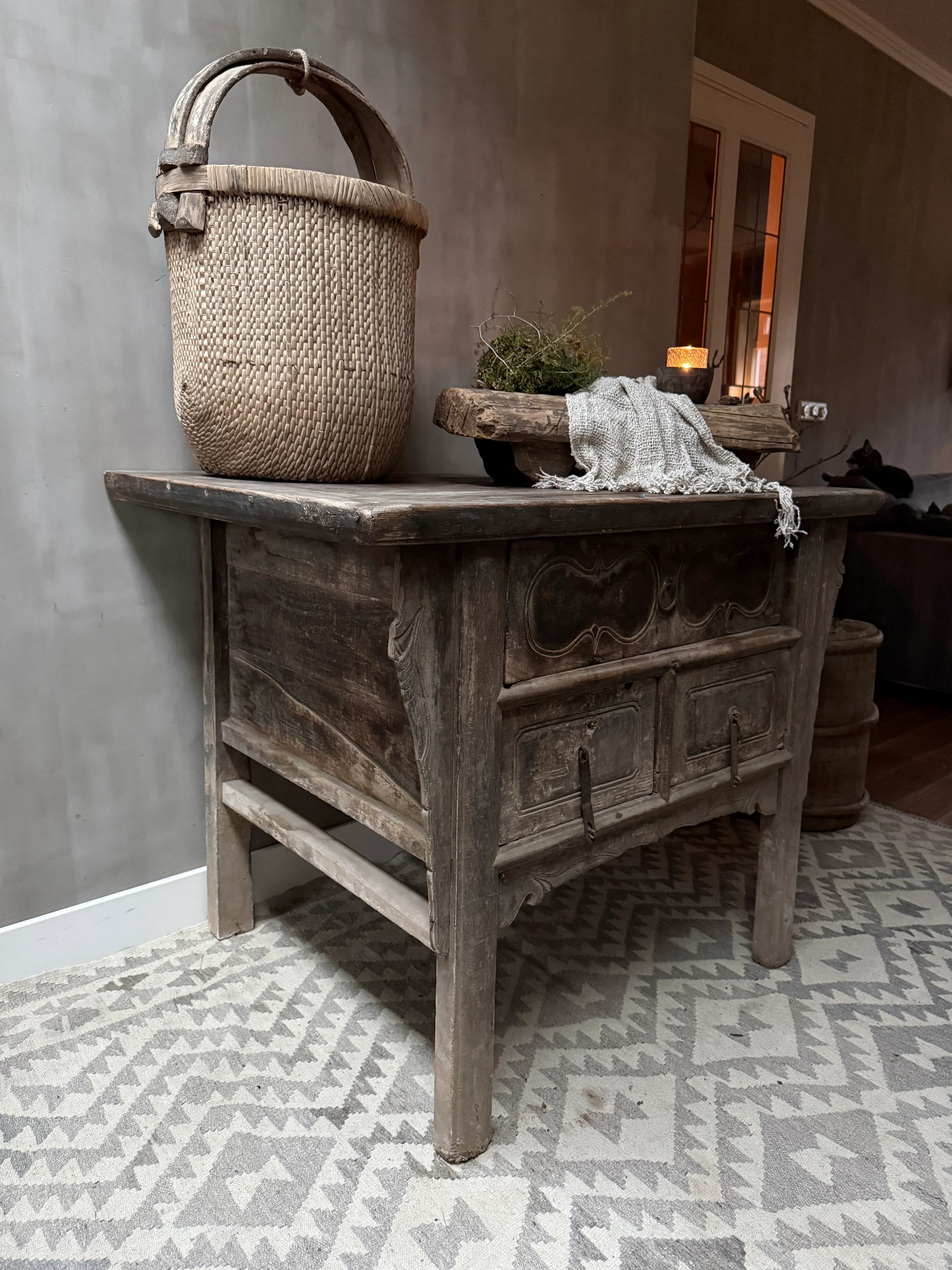 Chinese wandtafel van oud hout met rieten mand en landelijke decoratie, sober interieur