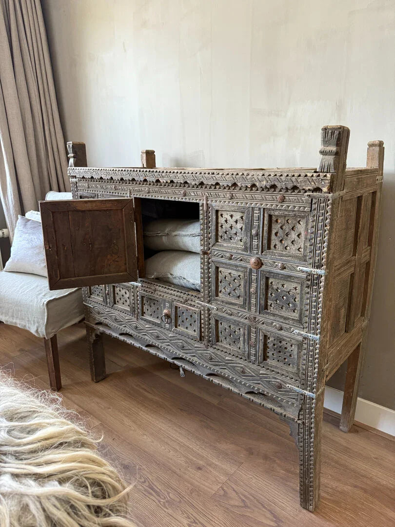 Authentieke houten Damchiya kast uit India met houtsnijwerk, landelijke sober interieurstijl.